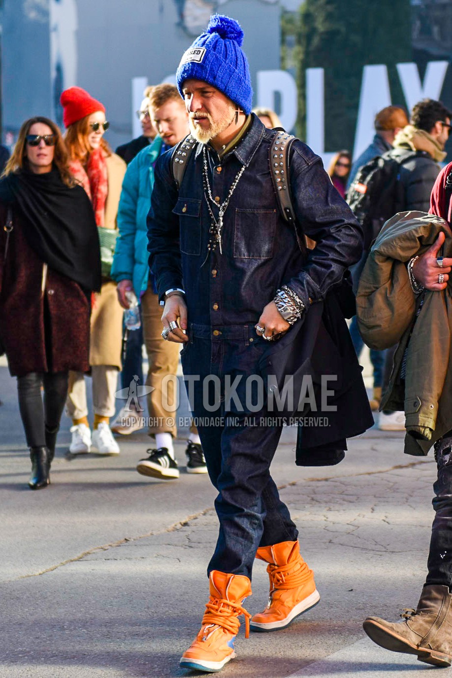 Men's winter outfit with blue plain knit cap, navy plain jumpsuit, orange high-cut sneakers.