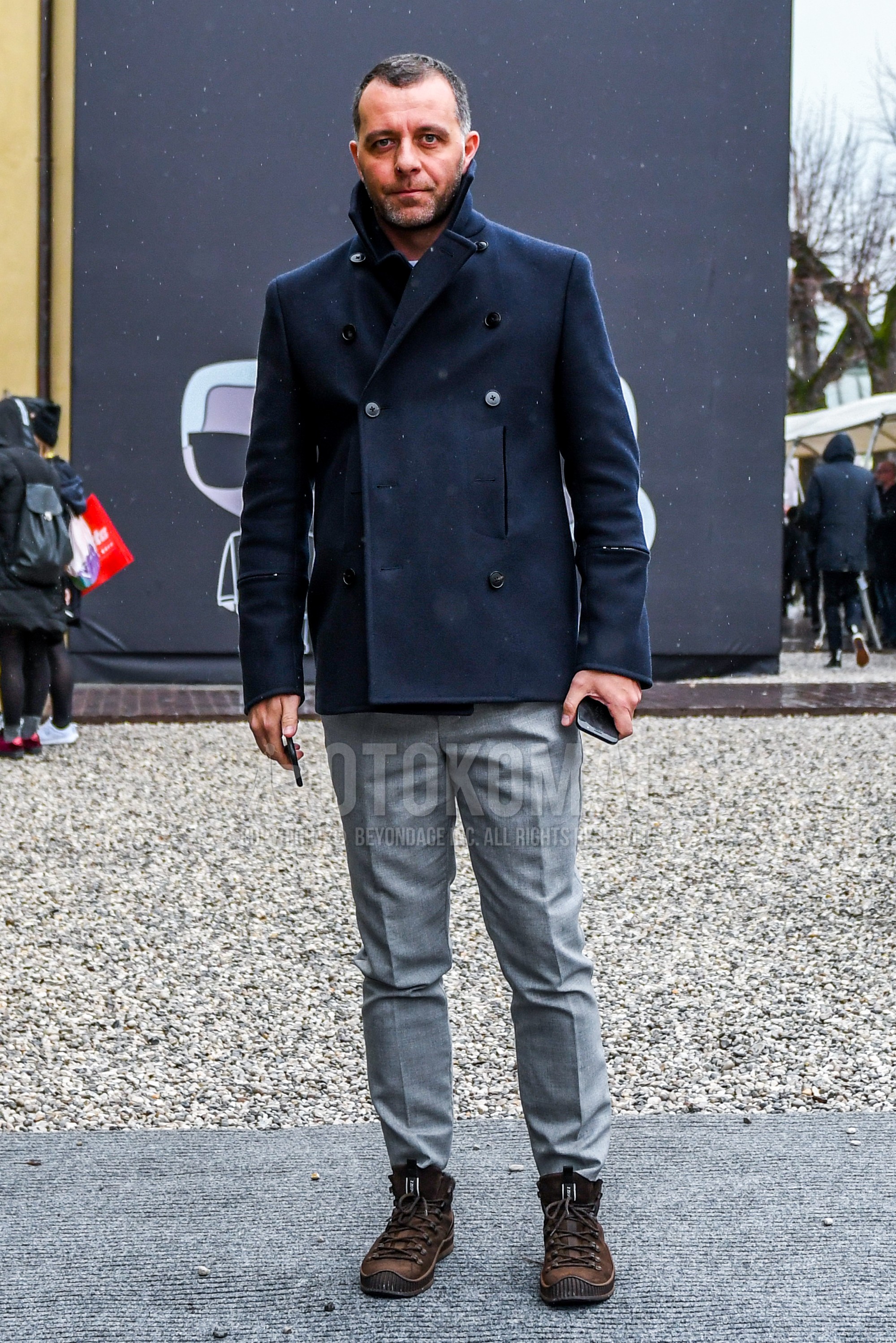 ネイビー無地のPコート、グレー無地のスラックス、ブラウンのブーツを合わせた冬のメンズコーデ・着こなし。 | OTOKOMAE / 男前研究所