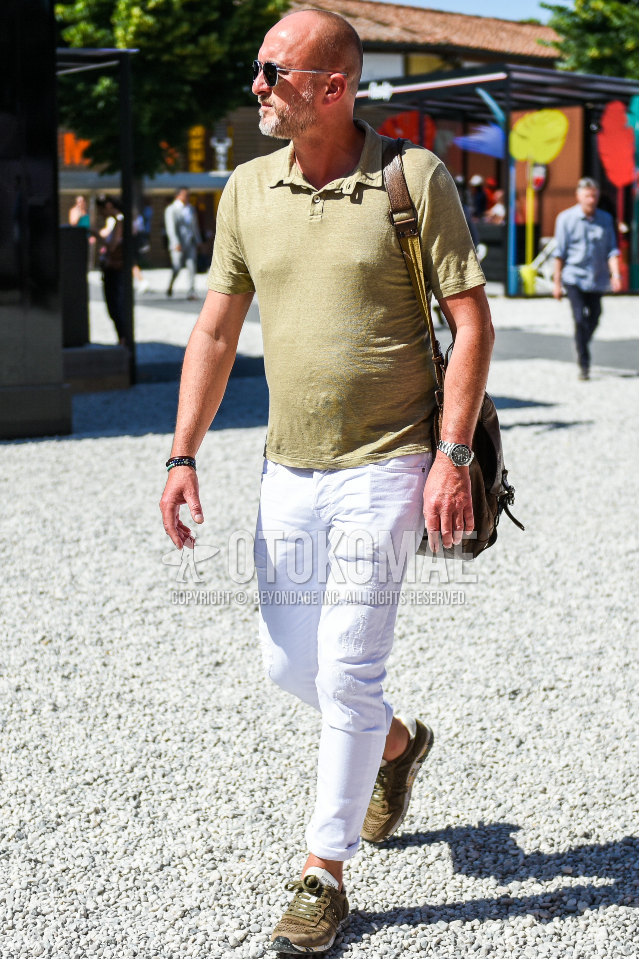 Men's spring summer outfit with black silver plain sunglasses, beige plain polo shirt, white plain damaged jeans, olive green low-cut sneakers.