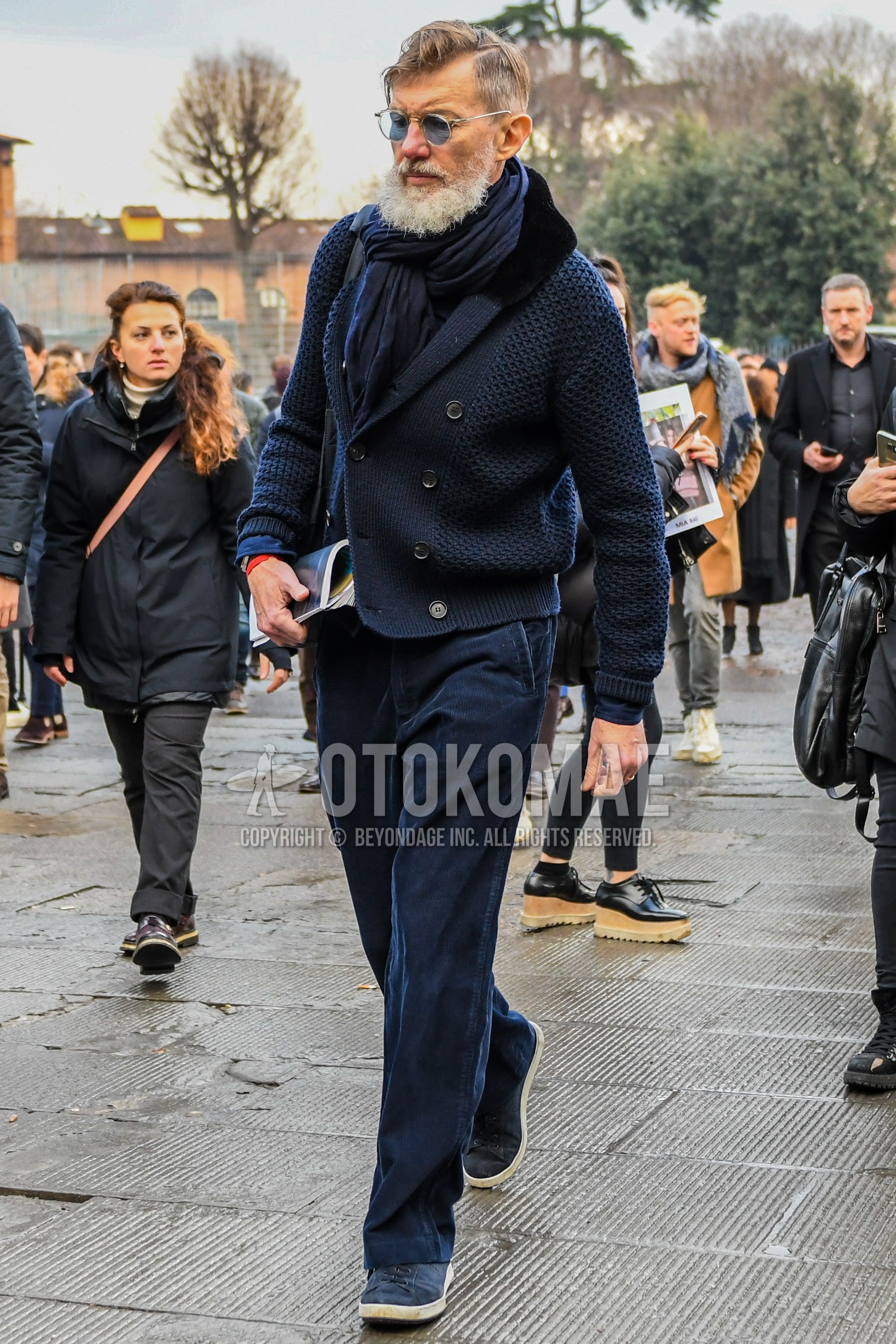 Men's winter outfit with plain sunglasses, navy plain scarf, navy plain cardigan, navy plain winter pants (corduroy,velour), navy low-cut sneakers.