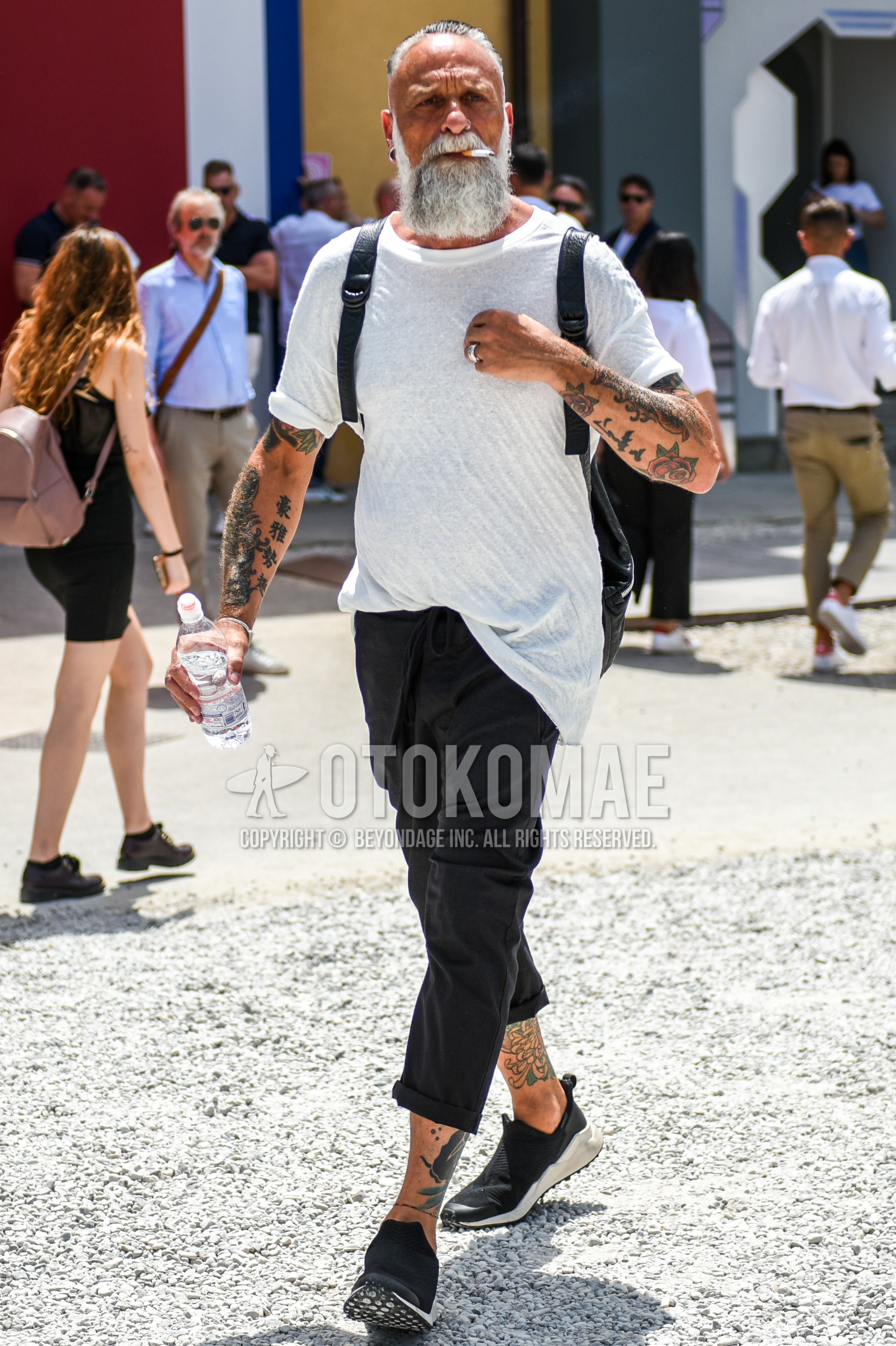 Men's summer outfit with white plain t-shirt, black plain easy pants, black low-cut sneakers.