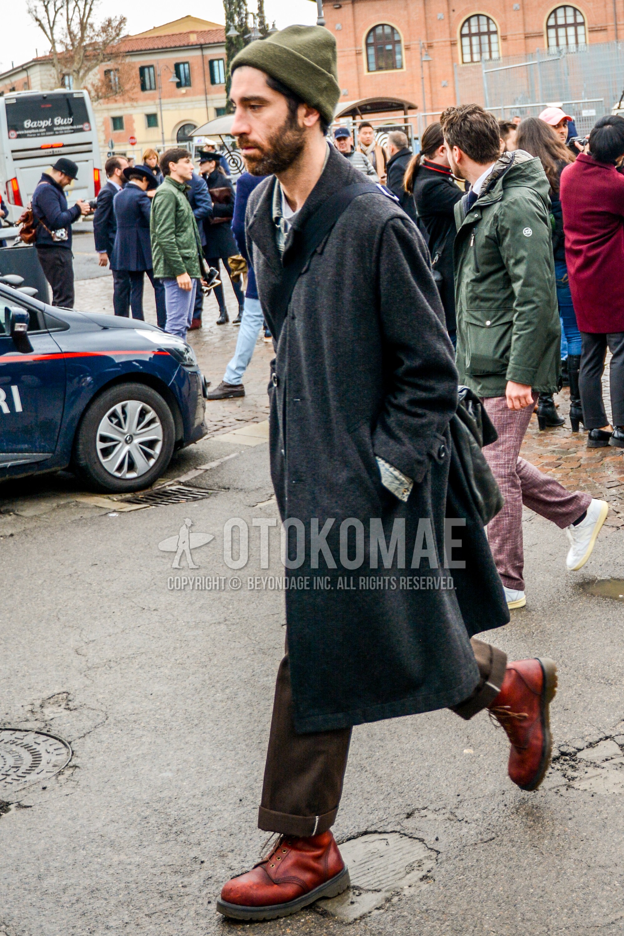 Men's autumn winter outfit with plain knit cap, gray plain stenkarrer coat, brown plain slacks, brown  boots.
