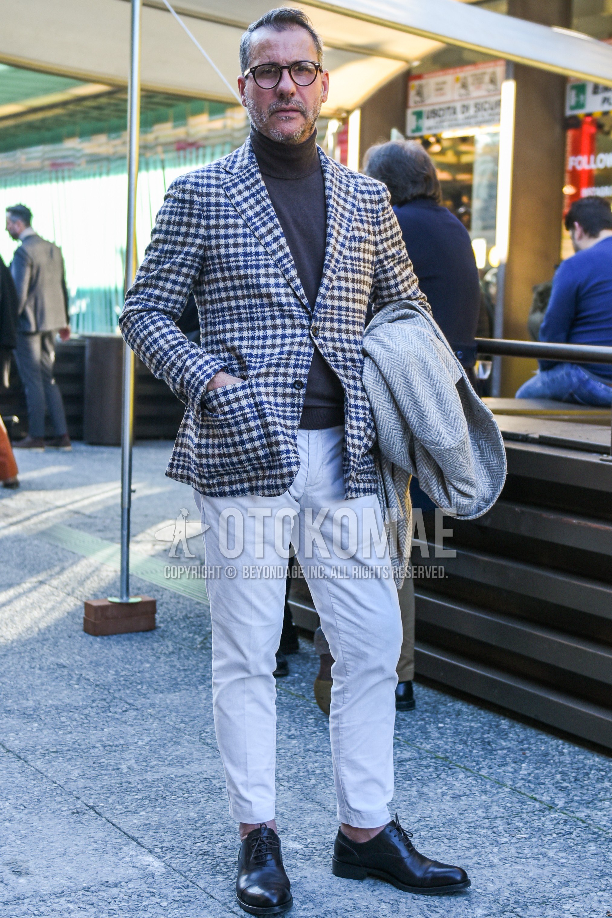 Men's spring autumn outfit with black plain glasses, white gray check tailored jacket, gray plain turtleneck knit, white plain cotton pants, white plain ankle pants, black straight-tip shoes leather shoes.