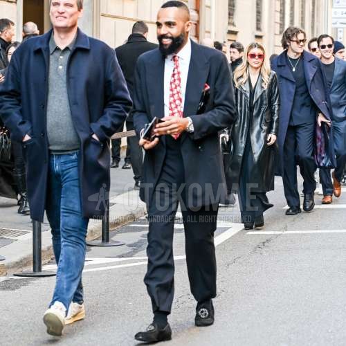 白無地のシャツ、黒ローファーの革靴、ダークグレー無地のスーツ、レッド・白ネクタイのネクタイを合わせた秋春のメンズコーデ・着こなし。