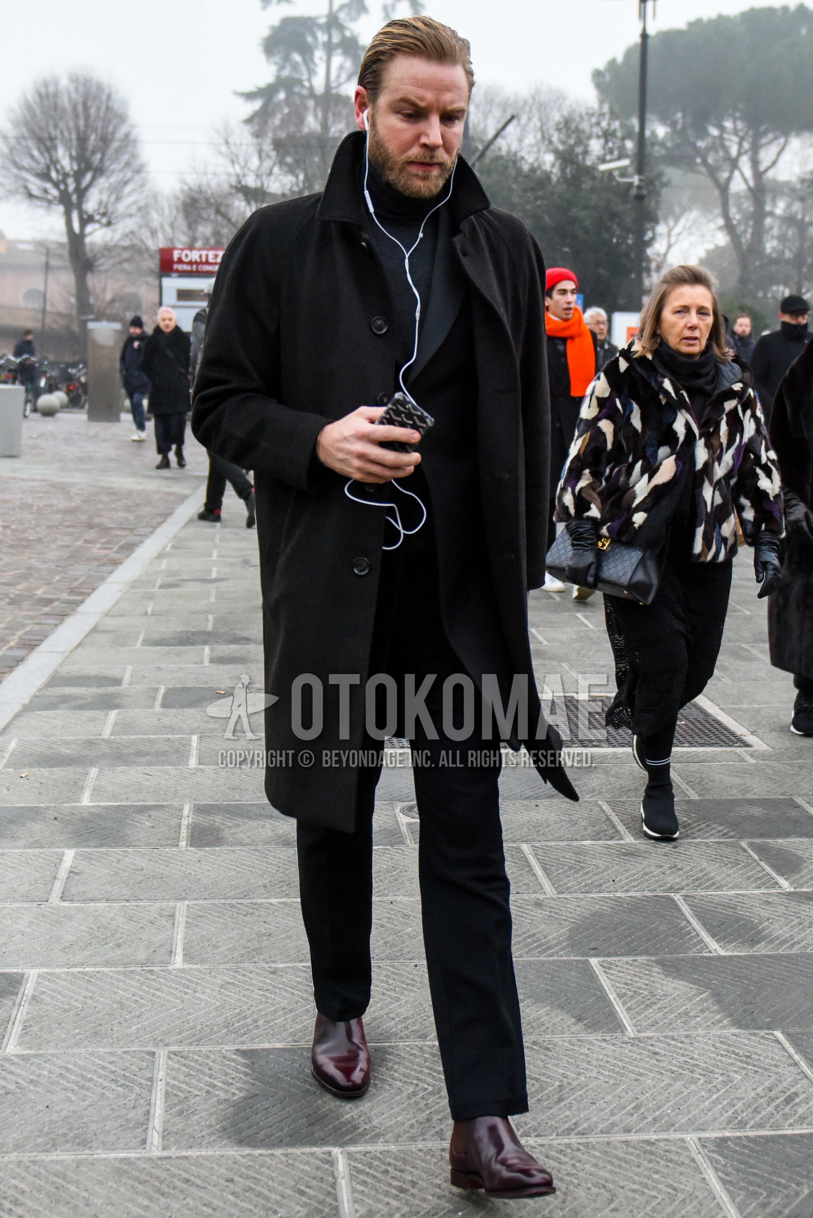 Men's winter outfit with black plain stenkarrer coat, dark gray plain turtleneck knit, brown side-gore boots, black plain suit.