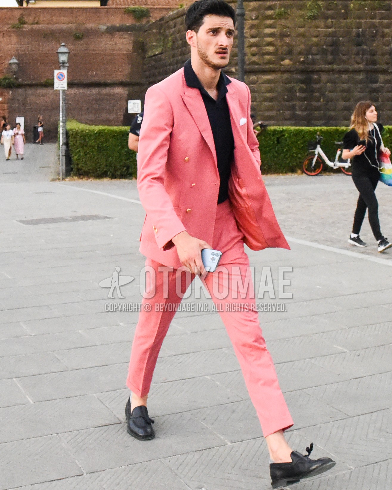 Men's spring summer autumn outfit with black plain polo shirt, black tassel loafers leather shoes, pink plain suit.