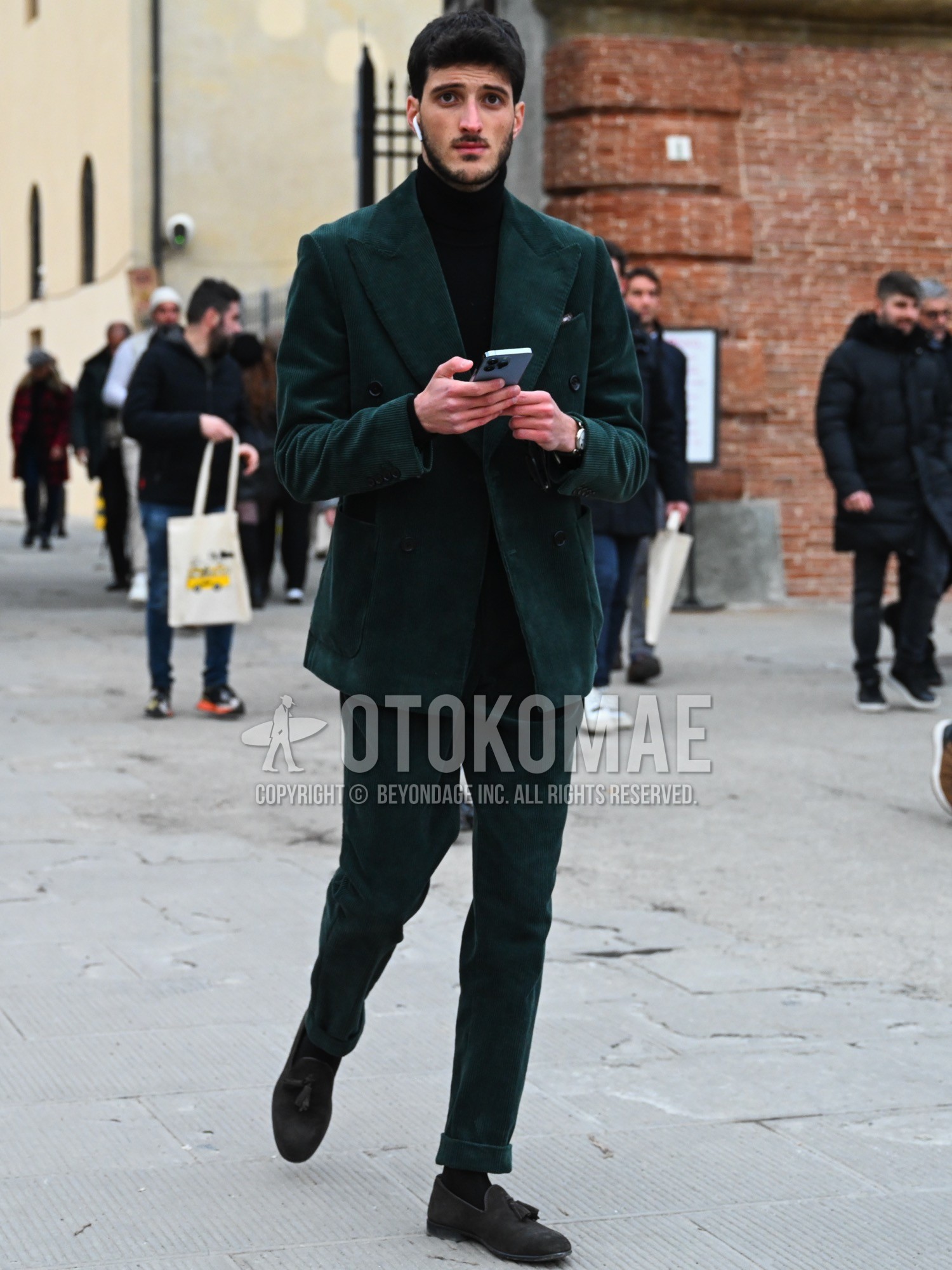 Men's spring autumn winter outfit with black plain turtleneck knit, black plain socks, dark gray tassel loafers leather shoes, dark gray suede shoes leather shoes, green plain suit.