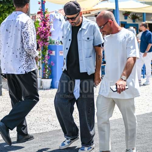 黒レタードのキャップ、黒無地のサングラス、ブルーペイズリーのバンダナ/ネッカチーフ、ブルー無地のデニムジャケット、黒無地のTシャツ、黒無地のデニム/ジーンズ、ブルー・白ローカットのスニーカーを合わせた夏春のメンズコーデ・着こなし。