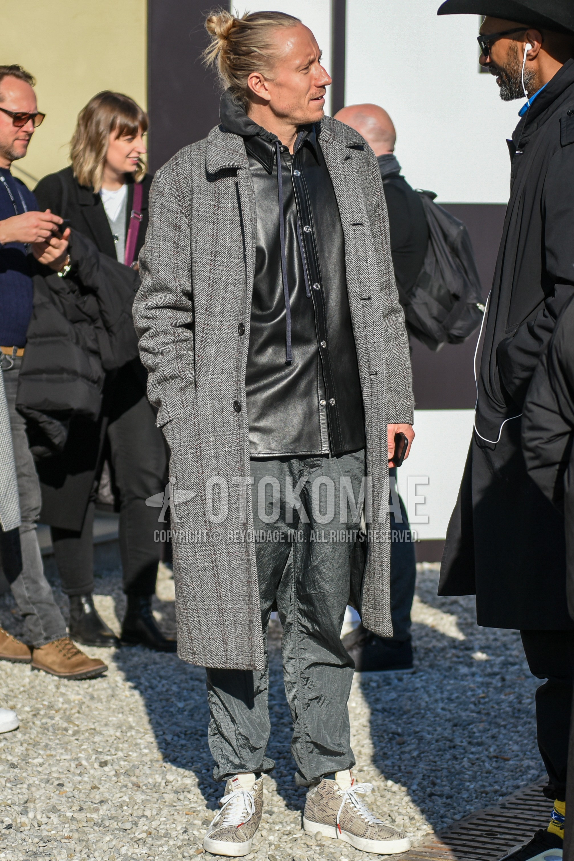 Men's winter outfit with gray check stenkarrer coat, black plain leather jacket, black plain hoodie, gray plain bottoms, gray high-cut sneakers.