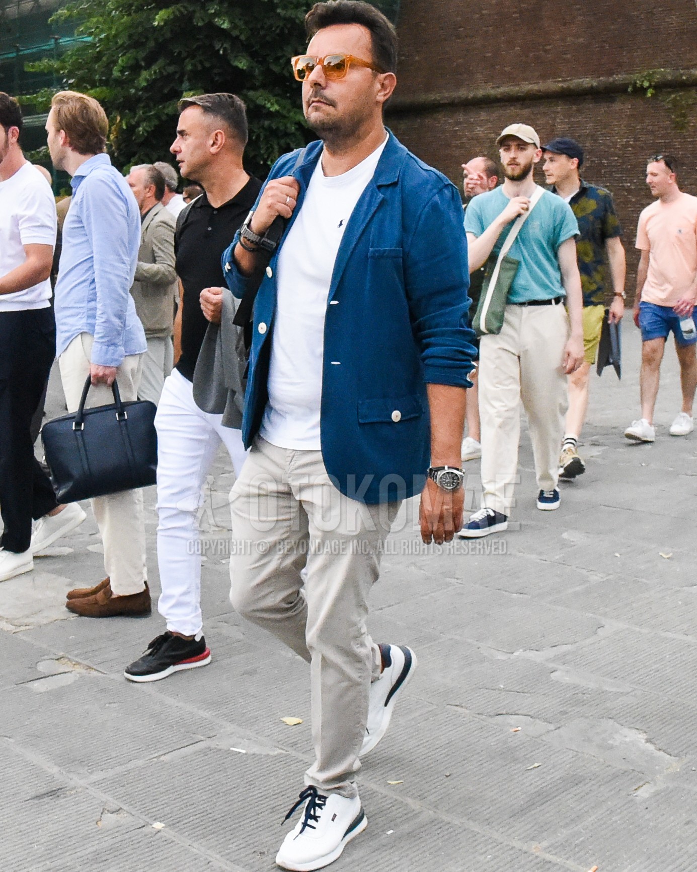 Aggregate 79+ navy chinos white sneakers latest