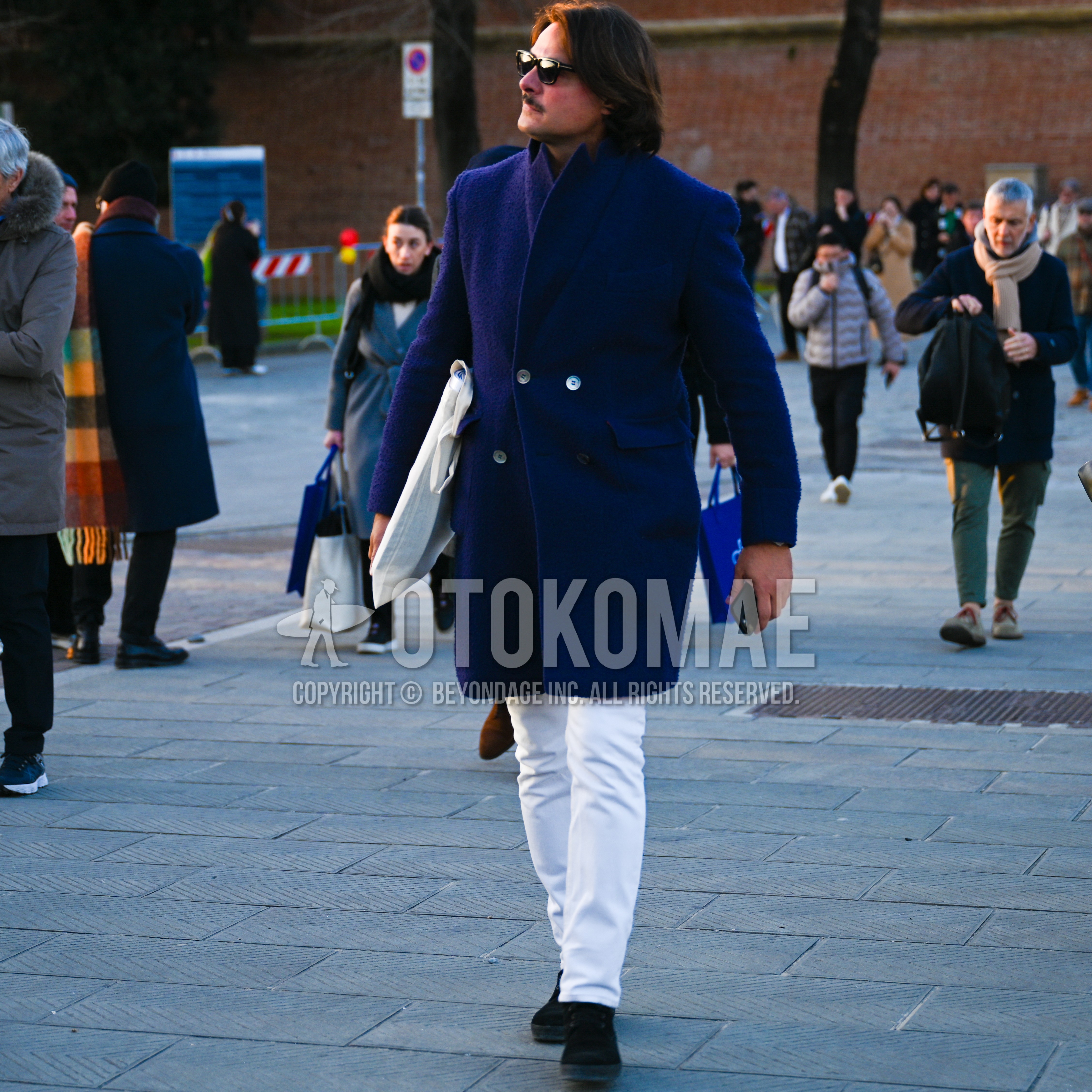 Men's autumn winter outfit with black plain sunglasses, navy plain chester coat, white plain skinny pants, black suede shoes leather shoes, white plain tote bag.