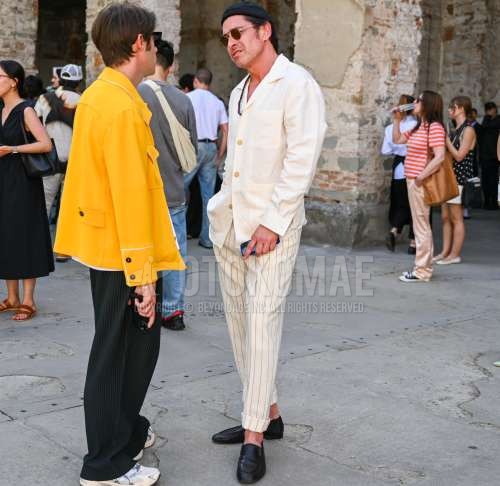 黒無地のキャップ、ゴールド無地のサングラス、開襟　オープンカラーの白無地のシャツ、白ストライプのスラックス、黒ローファーの革靴を合わせた春夏のメンズコーデ・着こなし。