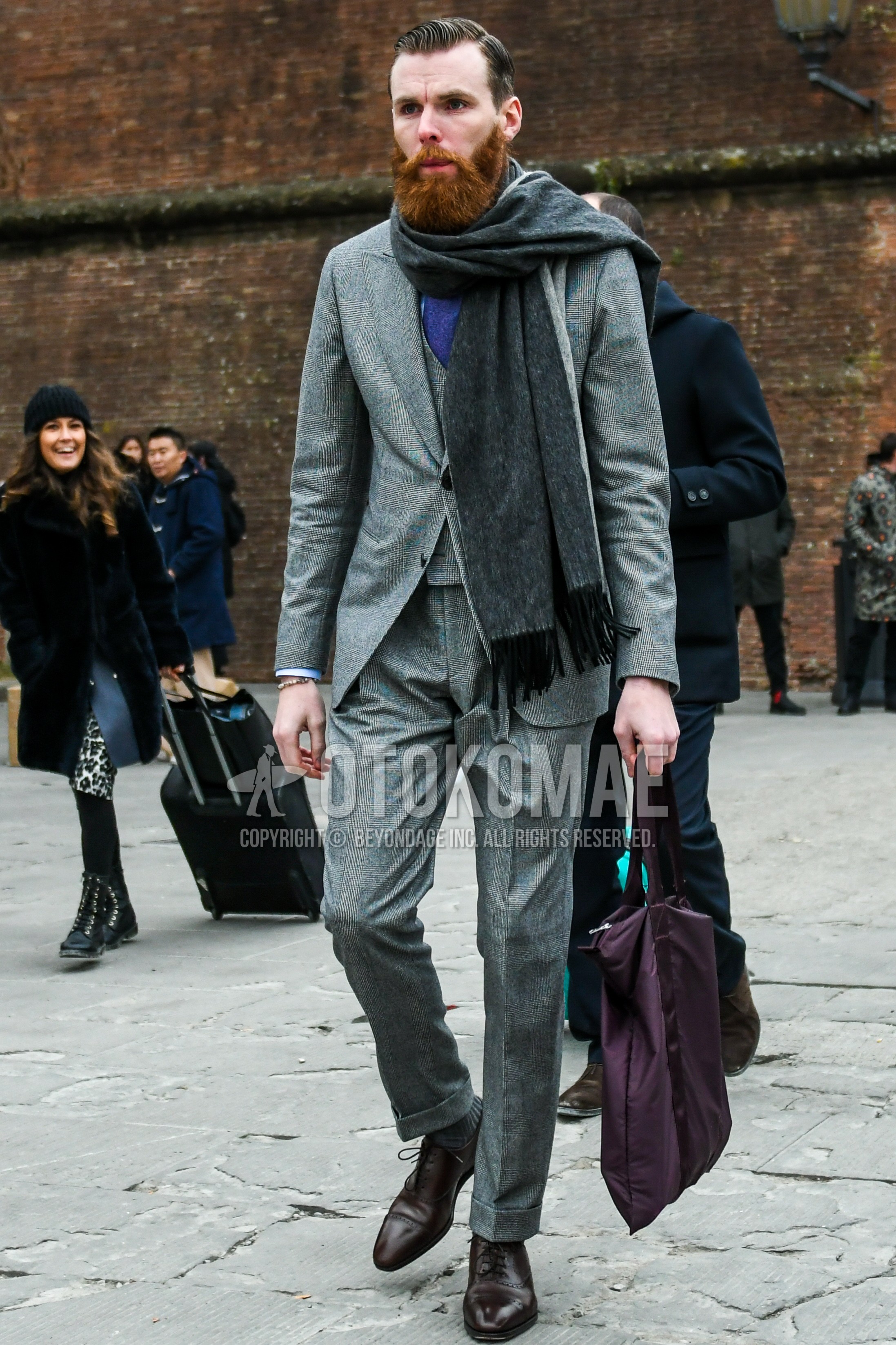 Men's autumn winter outfit with gray plain scarf, gray plain sweater, gray stripes socks, brown straight-tip shoes leather shoes, purple plain briefcase/handbag, gray check three-piece suit.