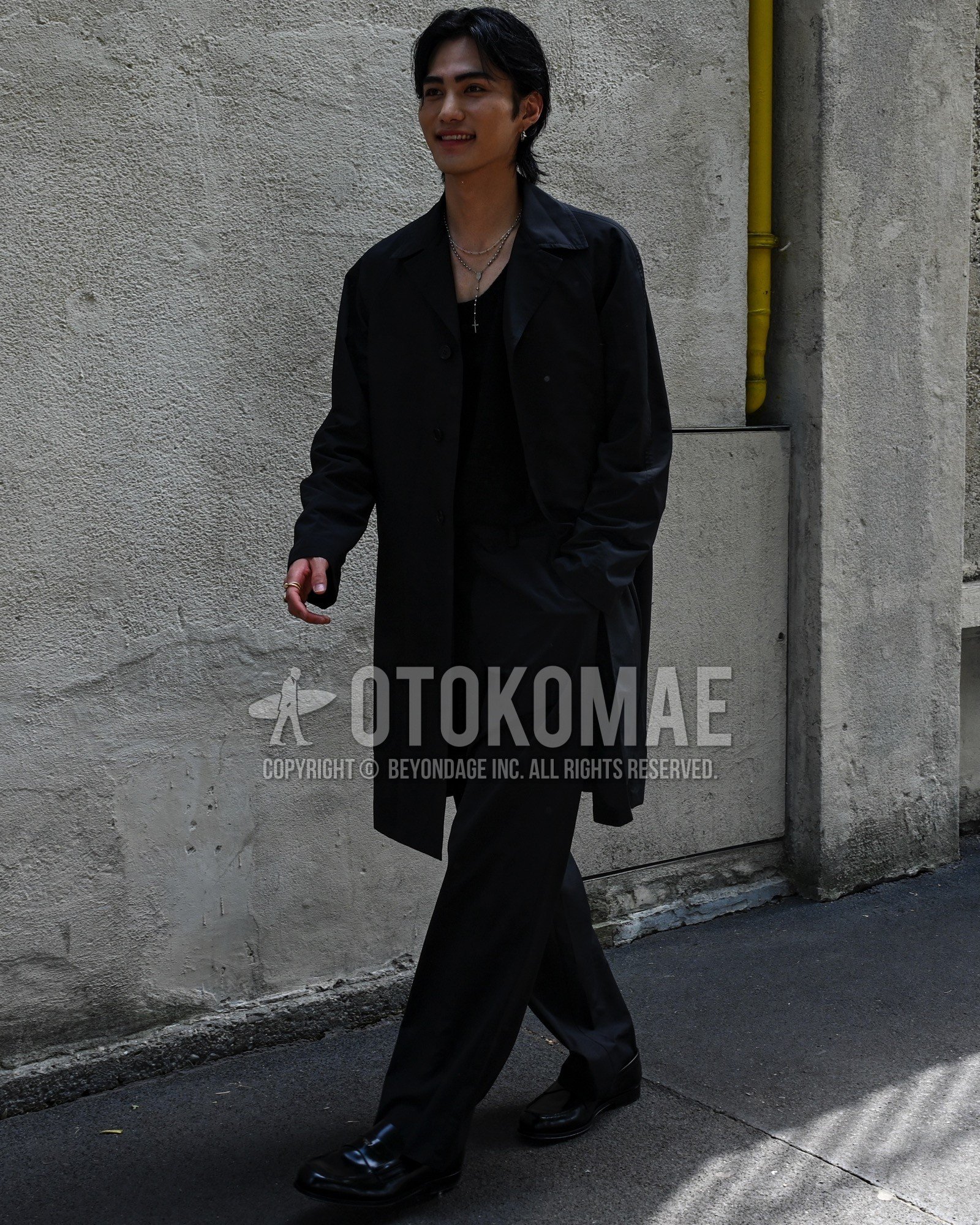 Men's spring autumn outfit with black plain stenkarrer coat, black plain t-shirt, black plain slacks, black coin loafers leather shoes.