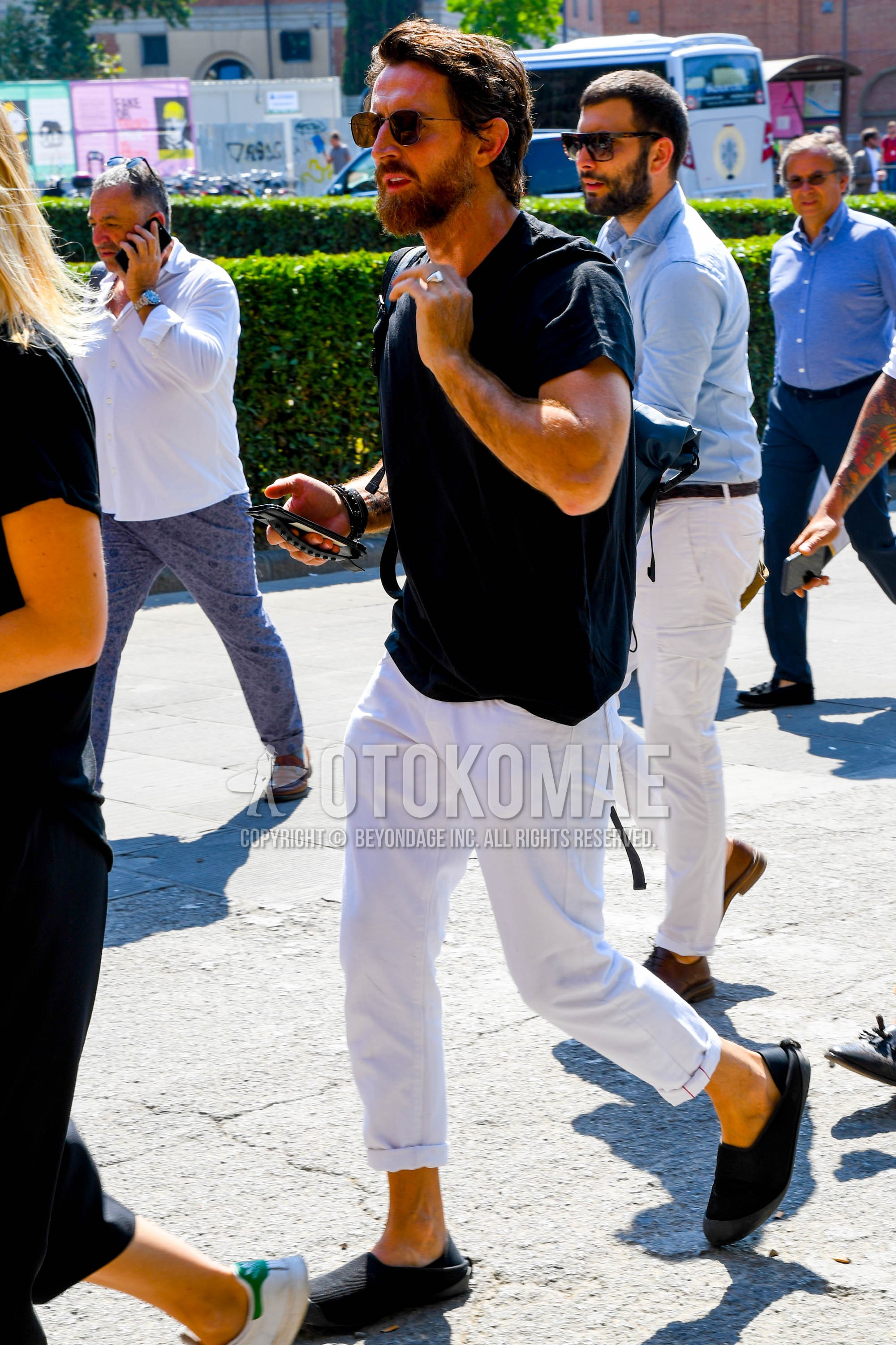 Men's summer outfit with plain sunglasses, black plain t-shirt, white plain denim/jeans, black slip-on sneakers.