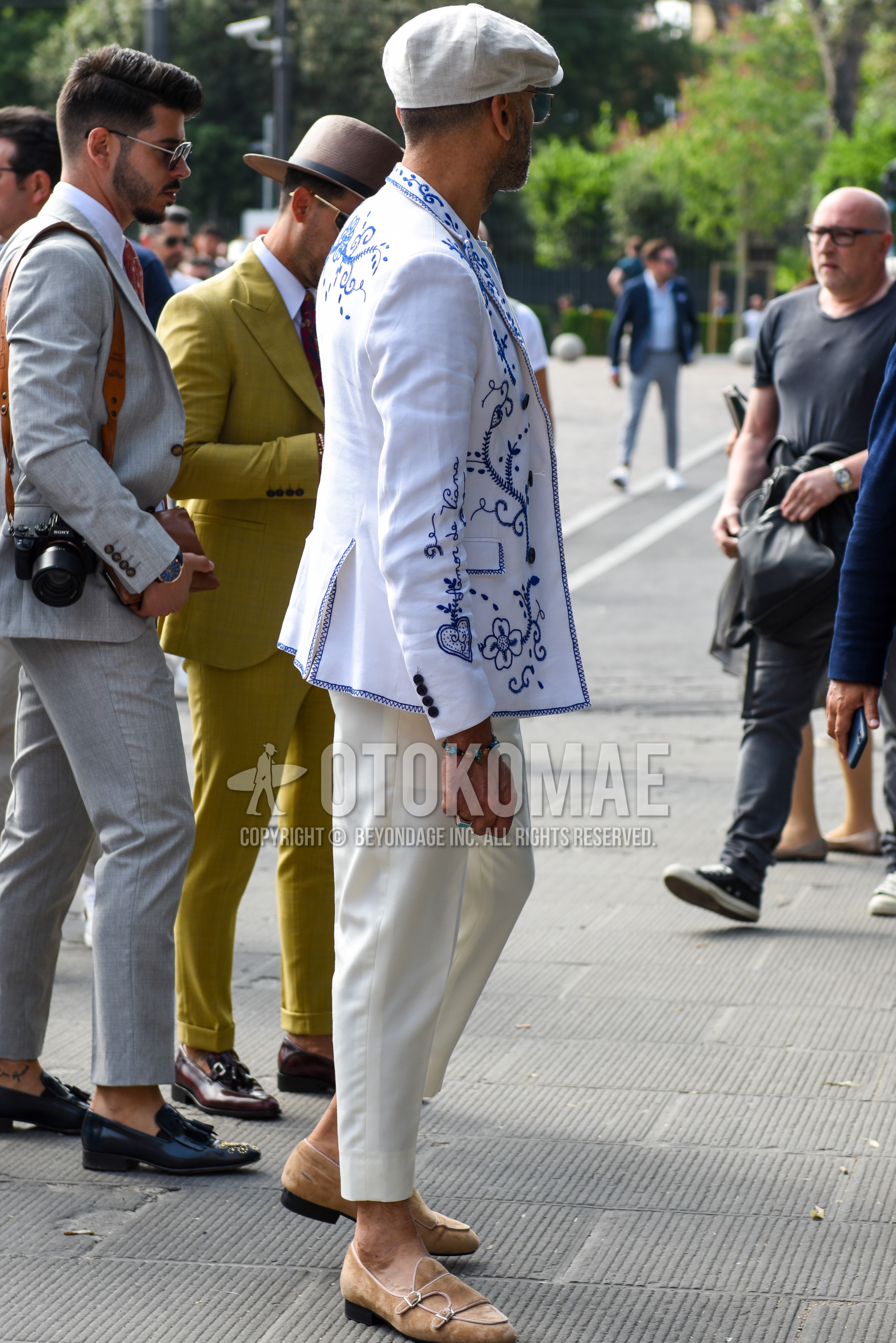 Men's spring autumn outfit with gray plain cap, white outerwear tailored jacket, white plain ankle pants, brown monk shoes leather shoes.