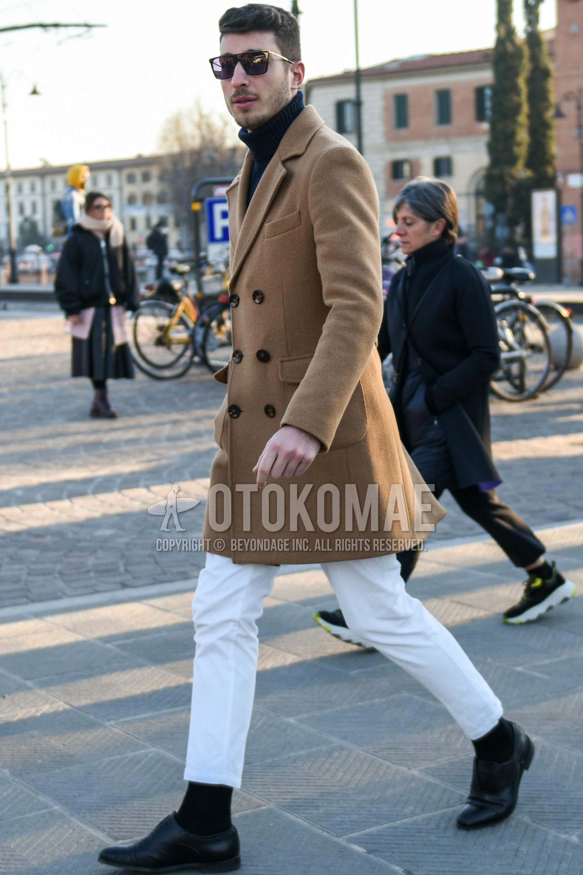Men's autumn winter outfit with black plain sunglasses, beige plain chester coat, black plain turtleneck knit, white plain cotton pants, black plain socks, black straight-tip shoes leather shoes.