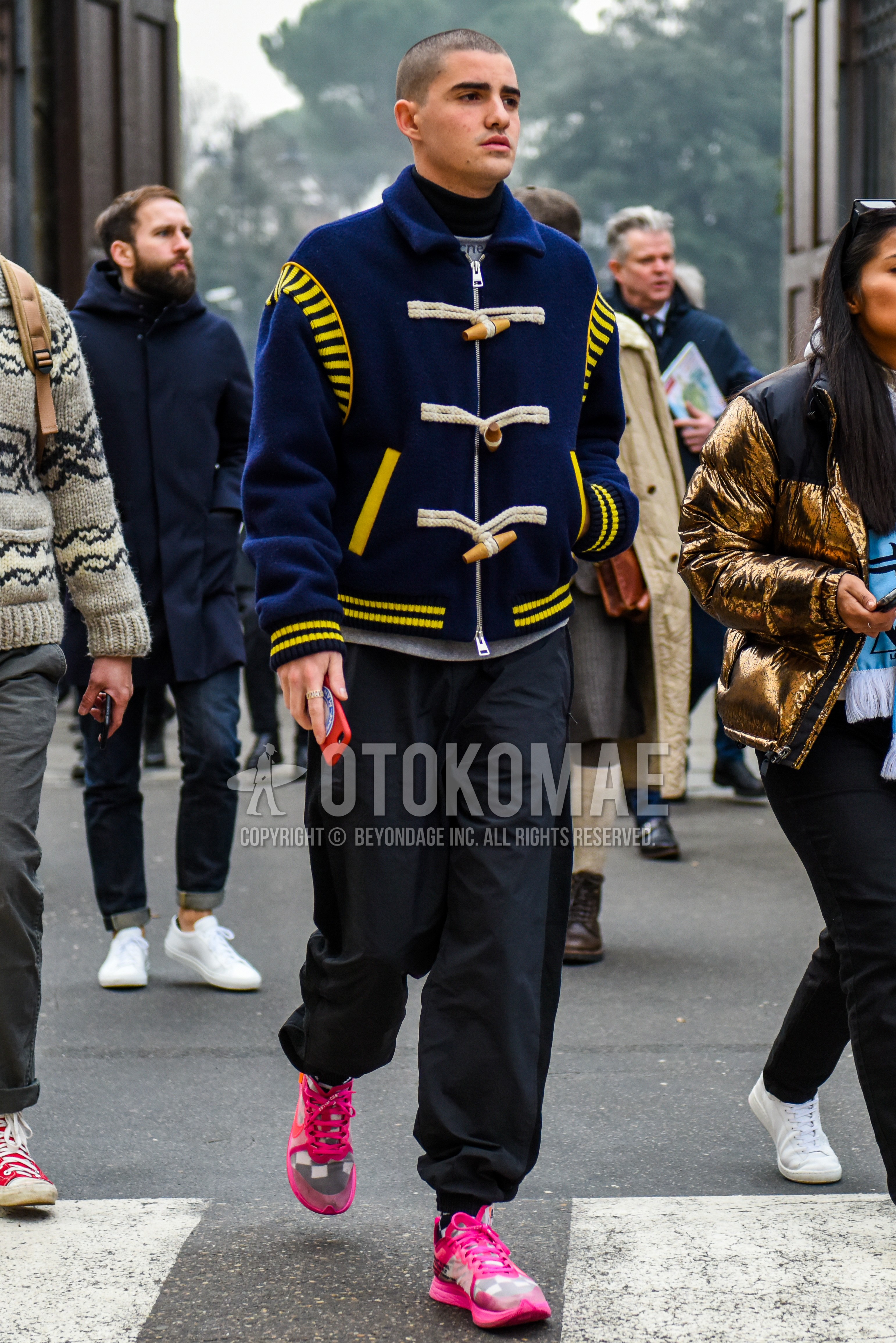 Men's autumn winter outfit with navy plain outerwear, black plain jogger pants/ribbed pants, pink low-cut sneakers.