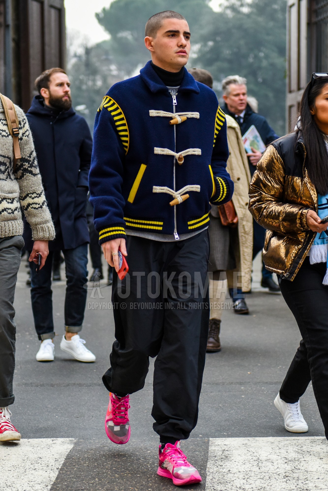 Men's autumn winter outfit with navy plain outerwear, black plain jogger pants/ribbed pants, pink low-cut sneakers.