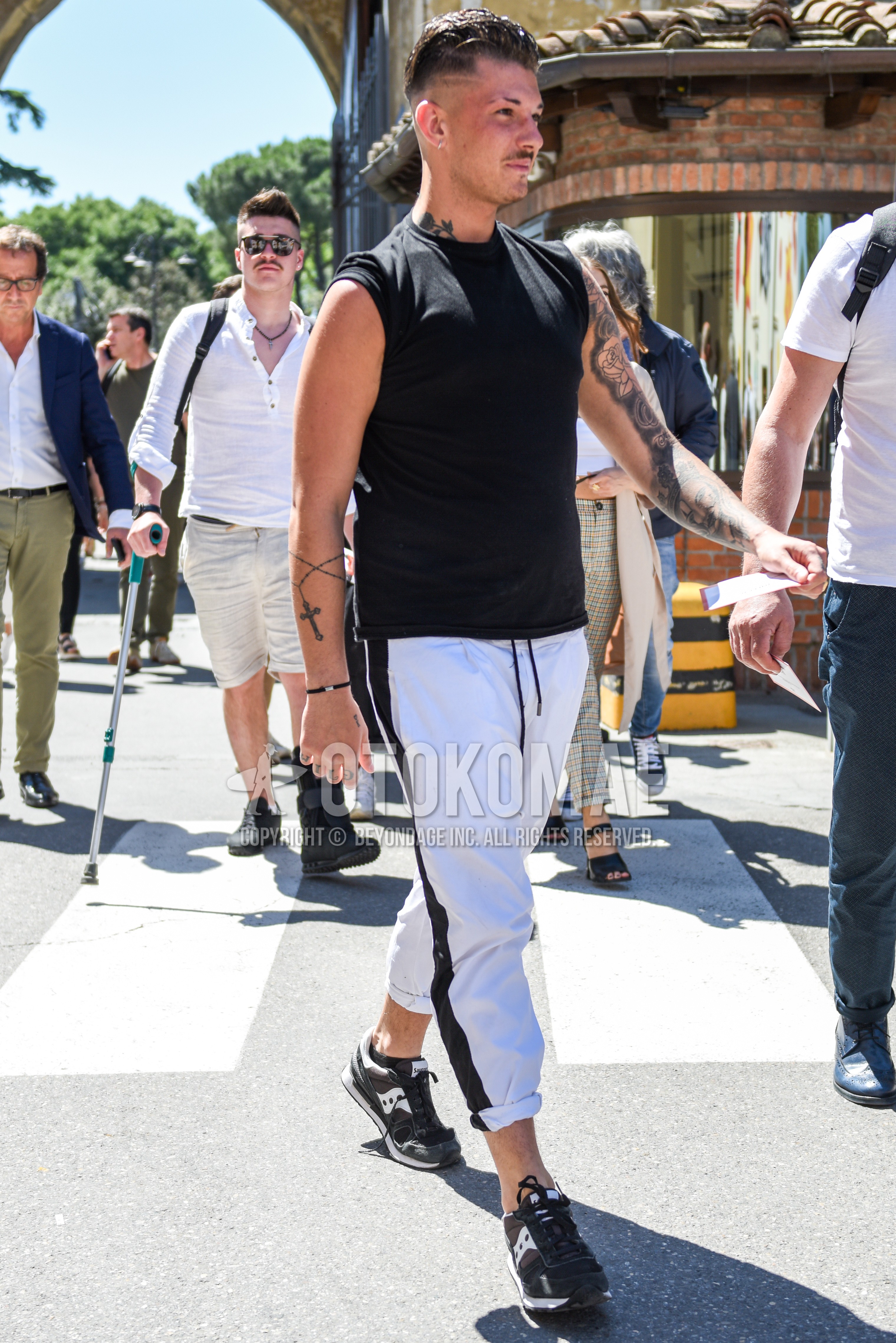Men's summer outfit with black plain t-shirt, white plain easy pants, plain sideline pants, black low-cut sneakers.
