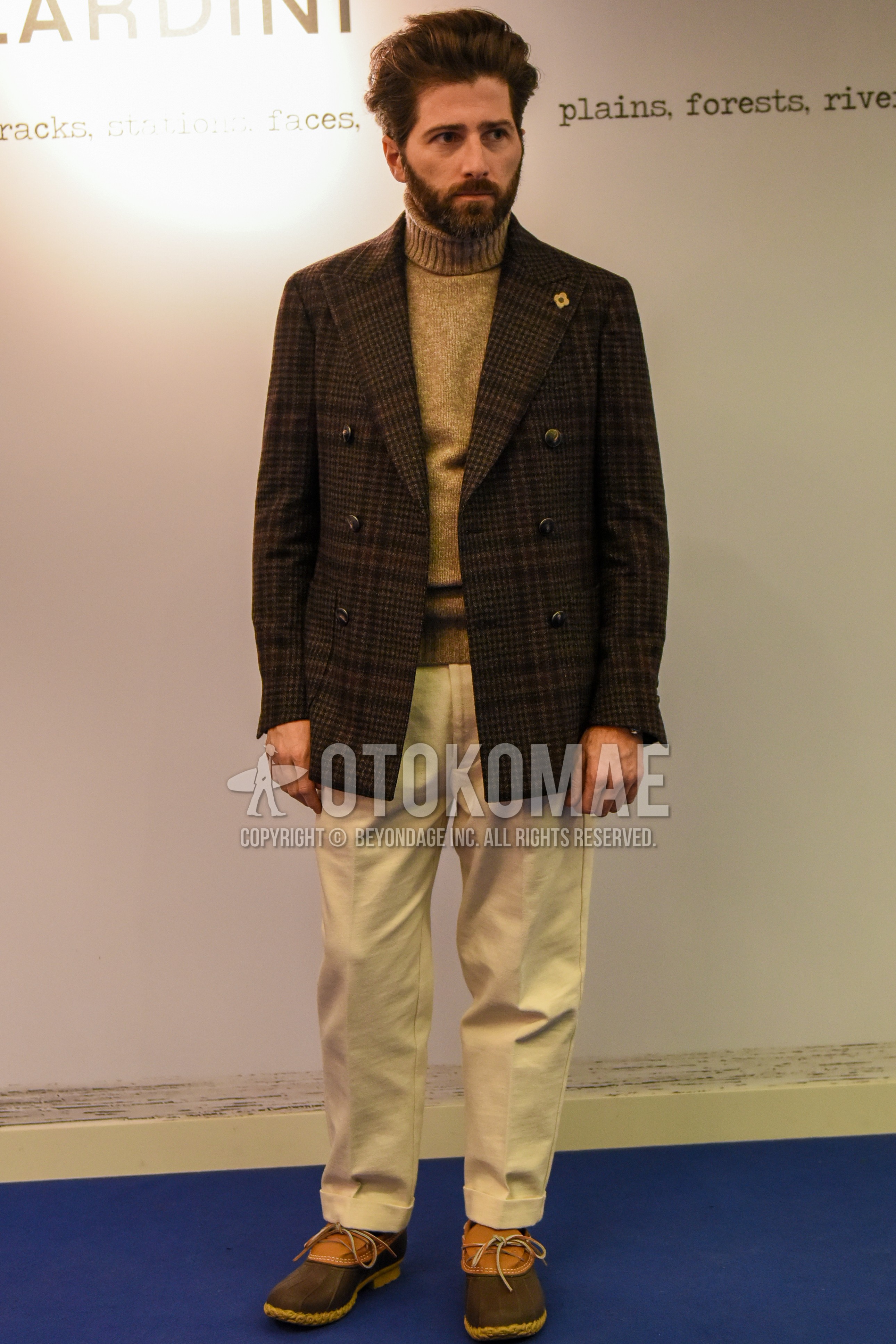 Men's spring autumn outfit with brown check tailored jacket, beige plain turtleneck knit, white plain cotton pants, brown beige  leather shoes.