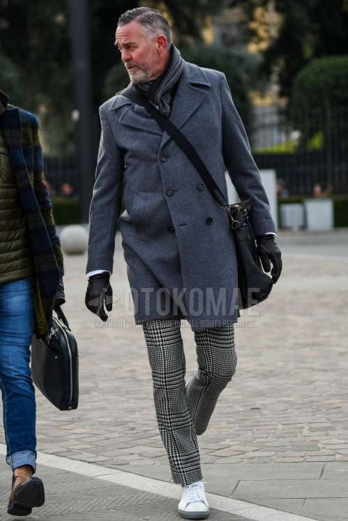 グレー無地のマフラー/ストール、グレー無地のアルスターコート、グレンチェックのグレーチェックのスラックス、白ローカットのスニーカー、黒無地のショルダーバッグを合わせた冬のメンズコーデ・着こなし。