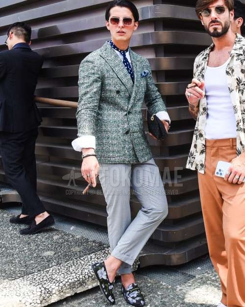 ゴールド無地のサングラス、白無地のシャツ、グレー無地のスラックス、黒ビットローファーの革靴、黒小紋のクラッチバッグ/セカンドバッグ/巾着、グリーンチェックのスーツ、ネイビードットのネクタイを合わせた春夏のメンズコーデ・着こなし。