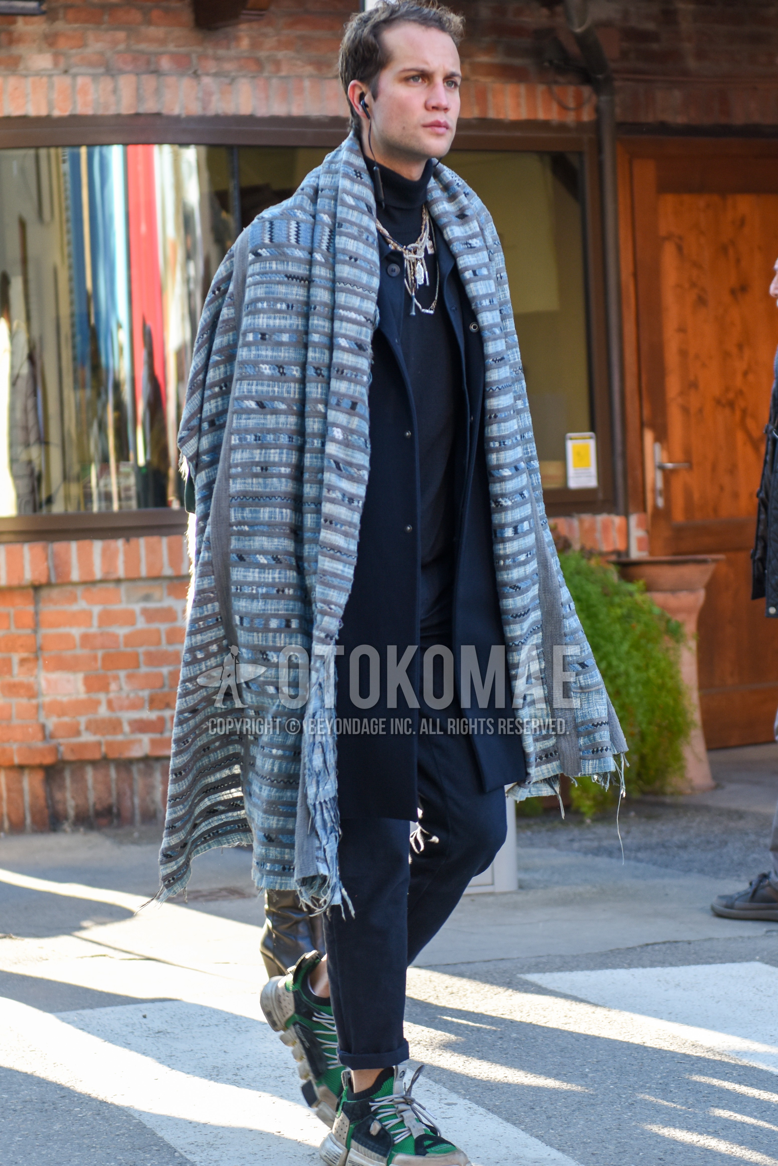 Men's autumn winter outfit with gray scarf scarf, dark gray plain outerwear, dark gray plain shirt jacket, black plain turtleneck knit, dark gray plain cotton pants, green white high-cut sneakers.
