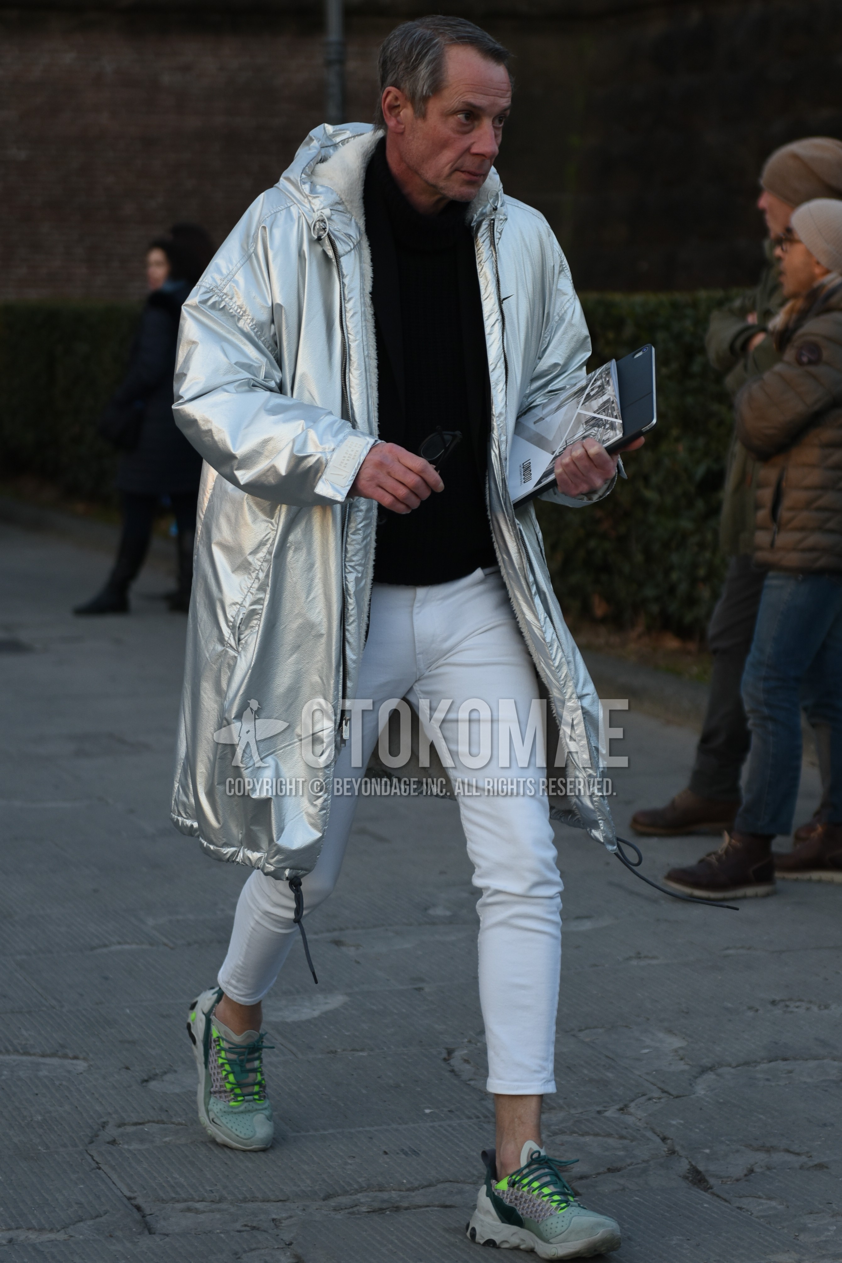 Men's winter outfit with silver plain hooded coat, black plain turtleneck knit, white plain cotton pants, white plain cropped pants, gray low-cut sneakers.