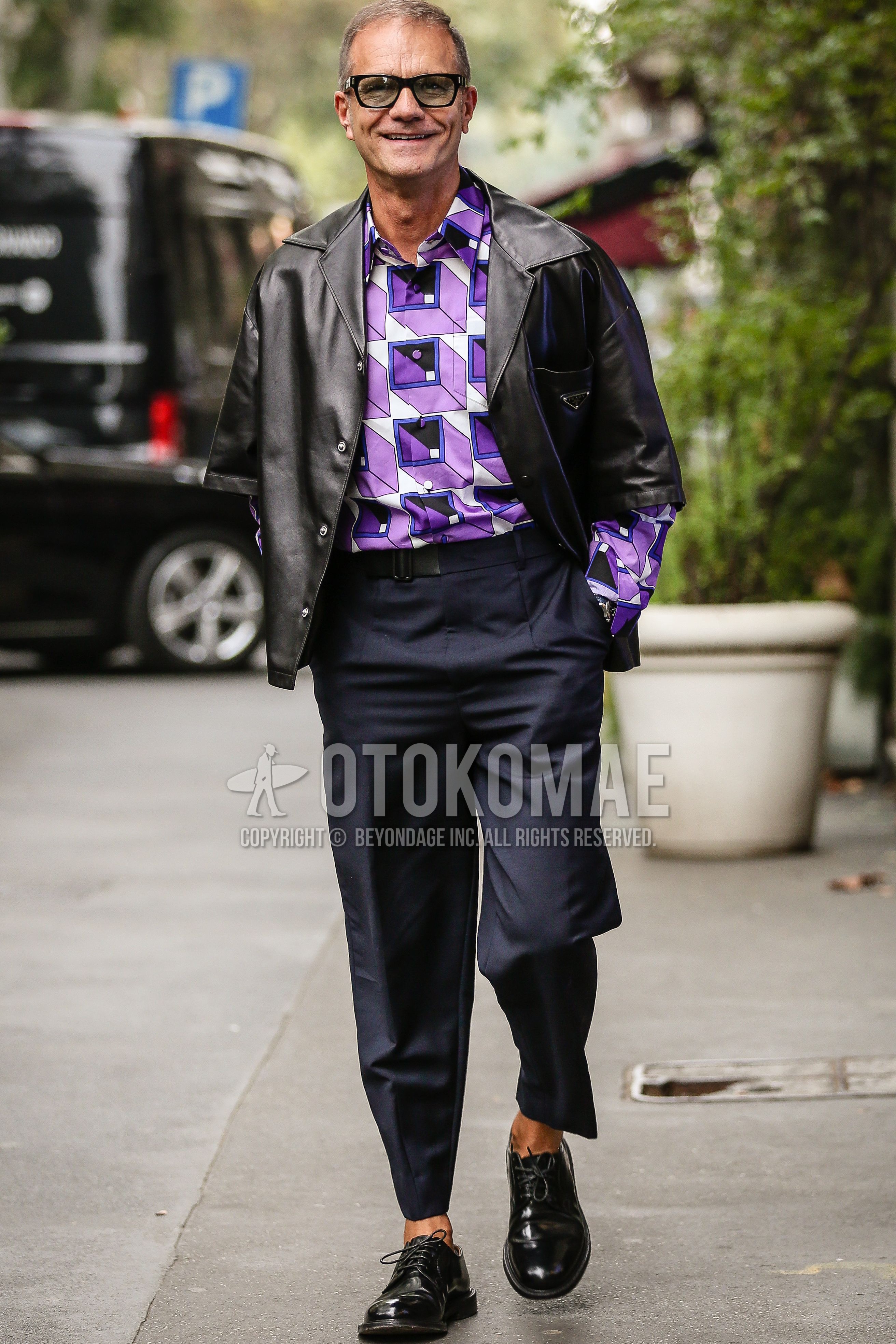 Men's spring outfit with black plain sunglasses, black plain leather jacket, purple tops/innerwear shirt, navy plain slacks, plain toe leather shoes.