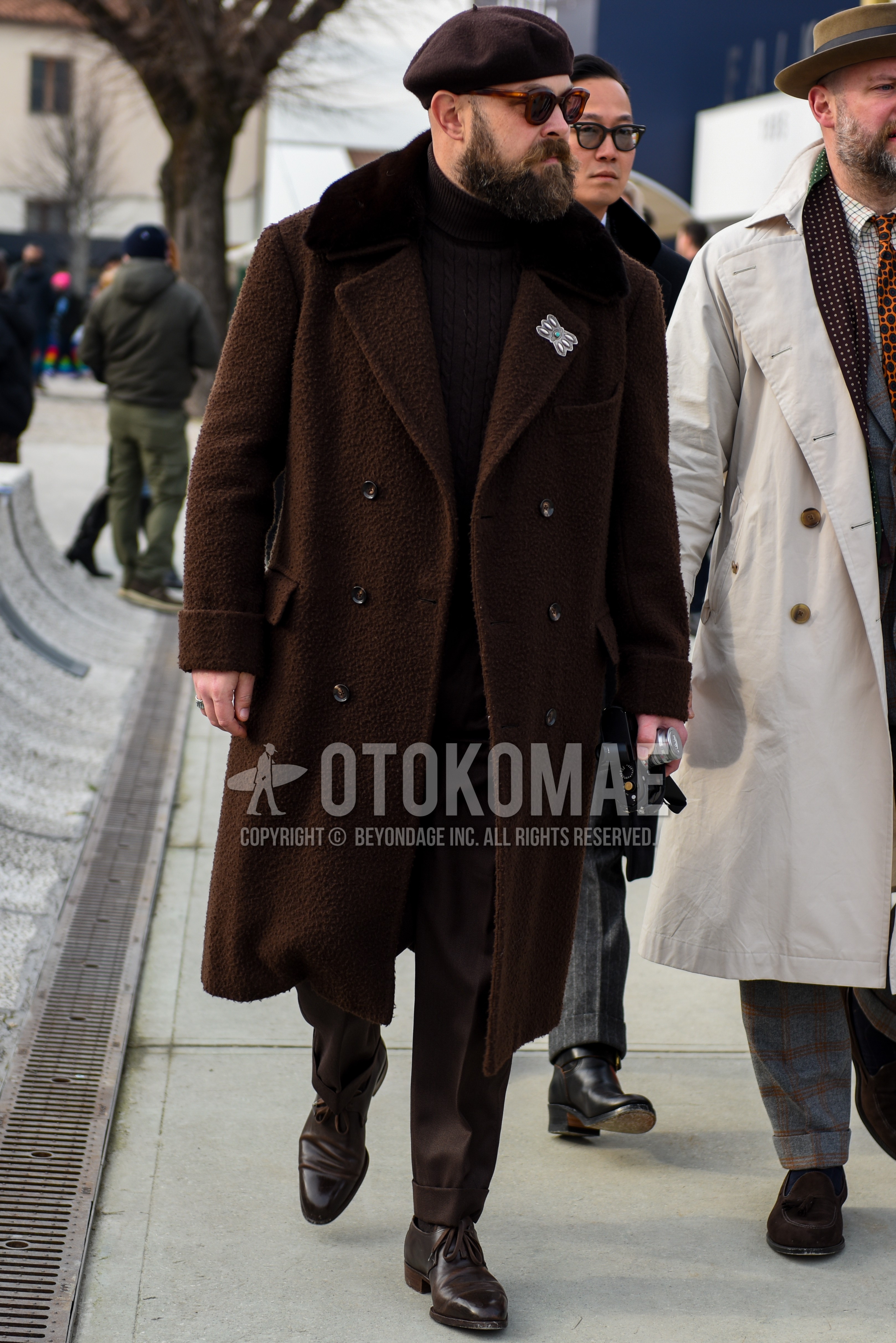 Men's autumn winter outfit with brown plain cap, brown tortoiseshell sunglasses, brown plain ulster coat, brown plain turtleneck knit, brown plain slacks, brown plain socks, brown straight-tip shoes leather shoes.