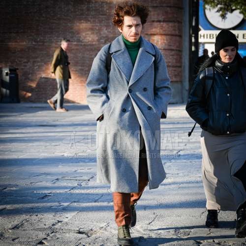 グレー無地のアルスターコート、グリーン無地のタートルネックニット、ブラウンチェックの冬パンツ(コーデュロイ,ベロア)、オリーブグリーンハイカットのスニーカーを合わせた秋冬のメンズコーデ・着こなし。