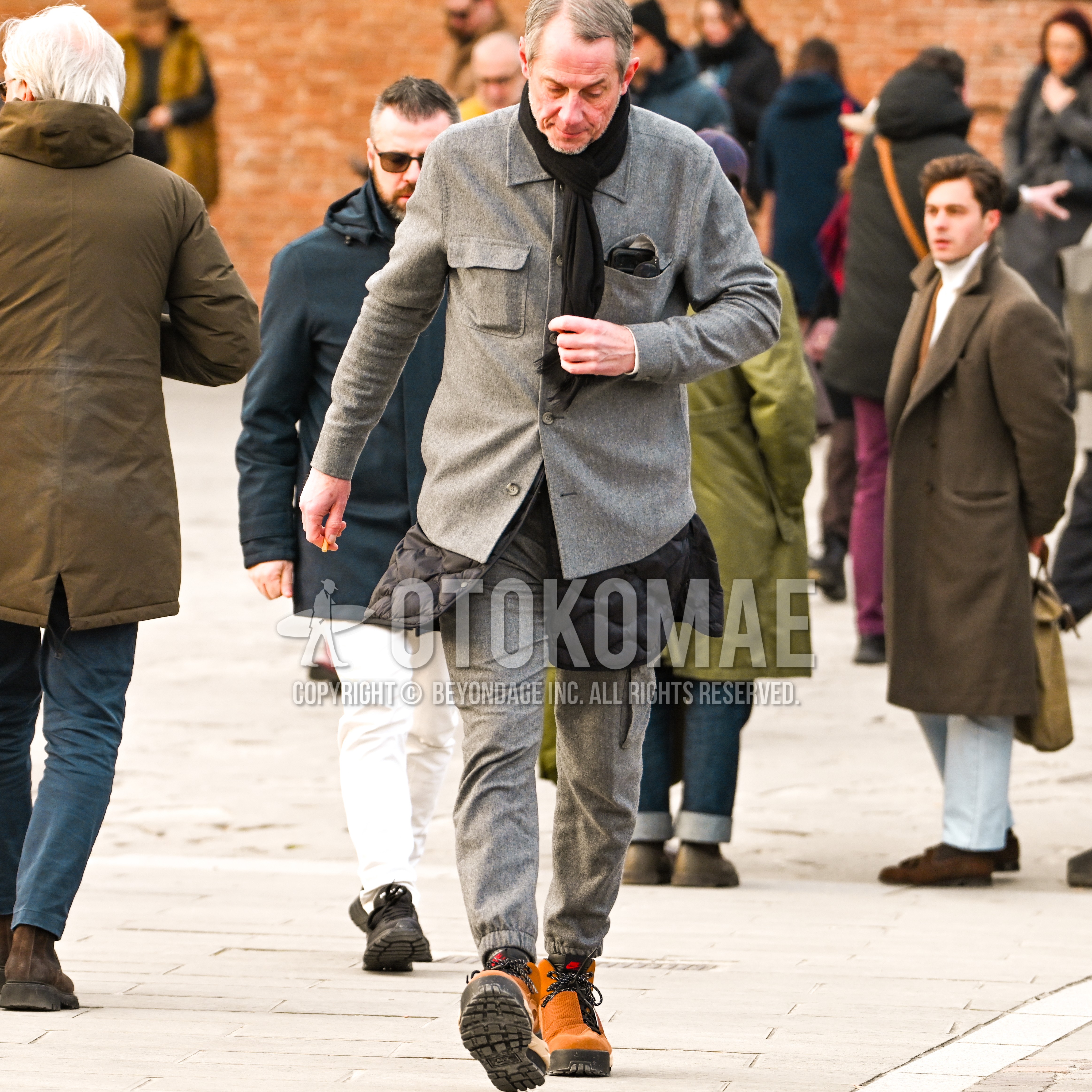 Men's autumn winter outfit with black plain scarf, gray plain shirt jacket, black plain inner down, gray plain jogger pants/ribbed pants, orange high-cut sneakers.