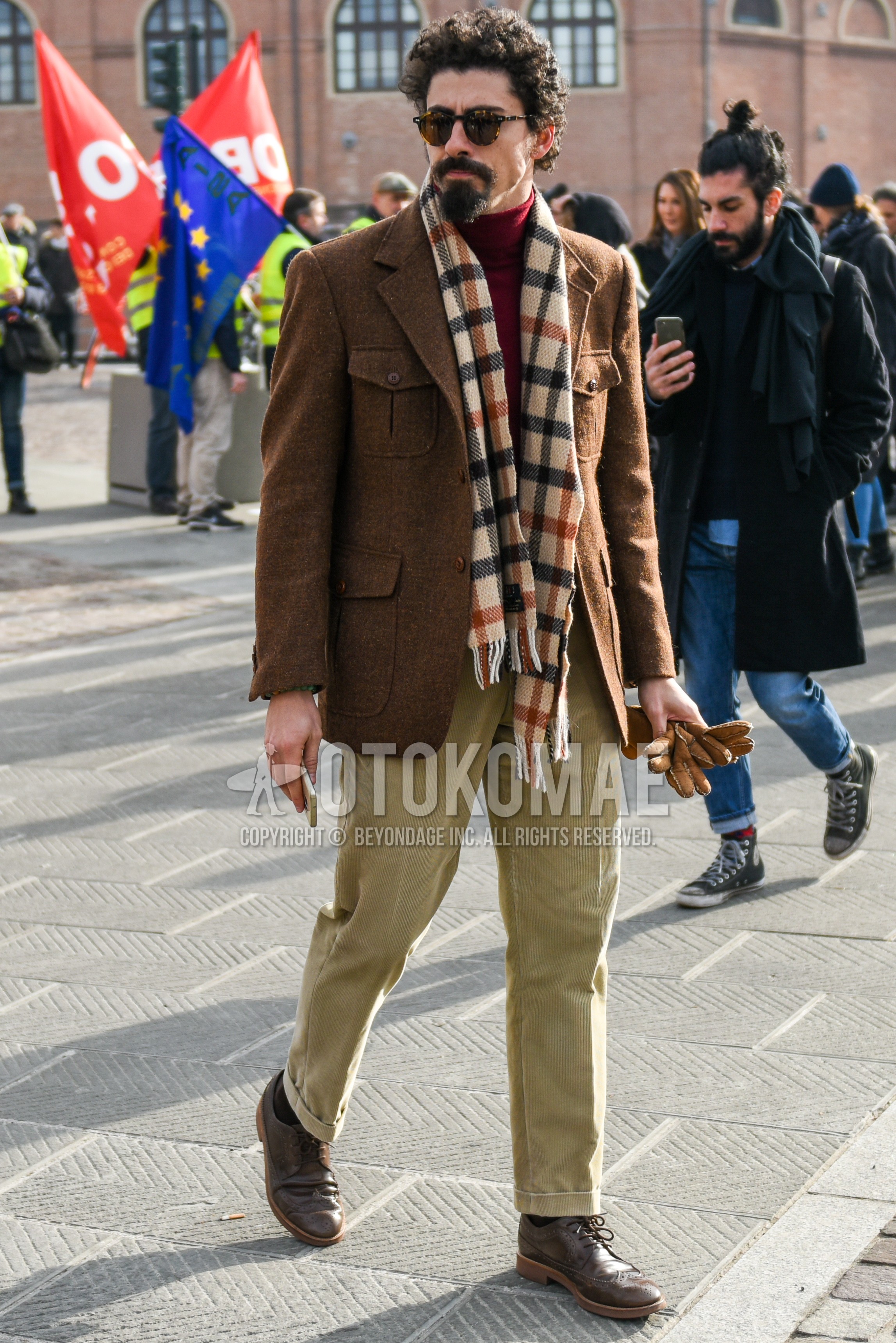 Men's winter outfit with plain sunglasses, brown check scarf, brown plain tailored jacket, red plain turtleneck knit, beige plain winter pants (corduroy,velour), brown brogue shoes leather shoes.