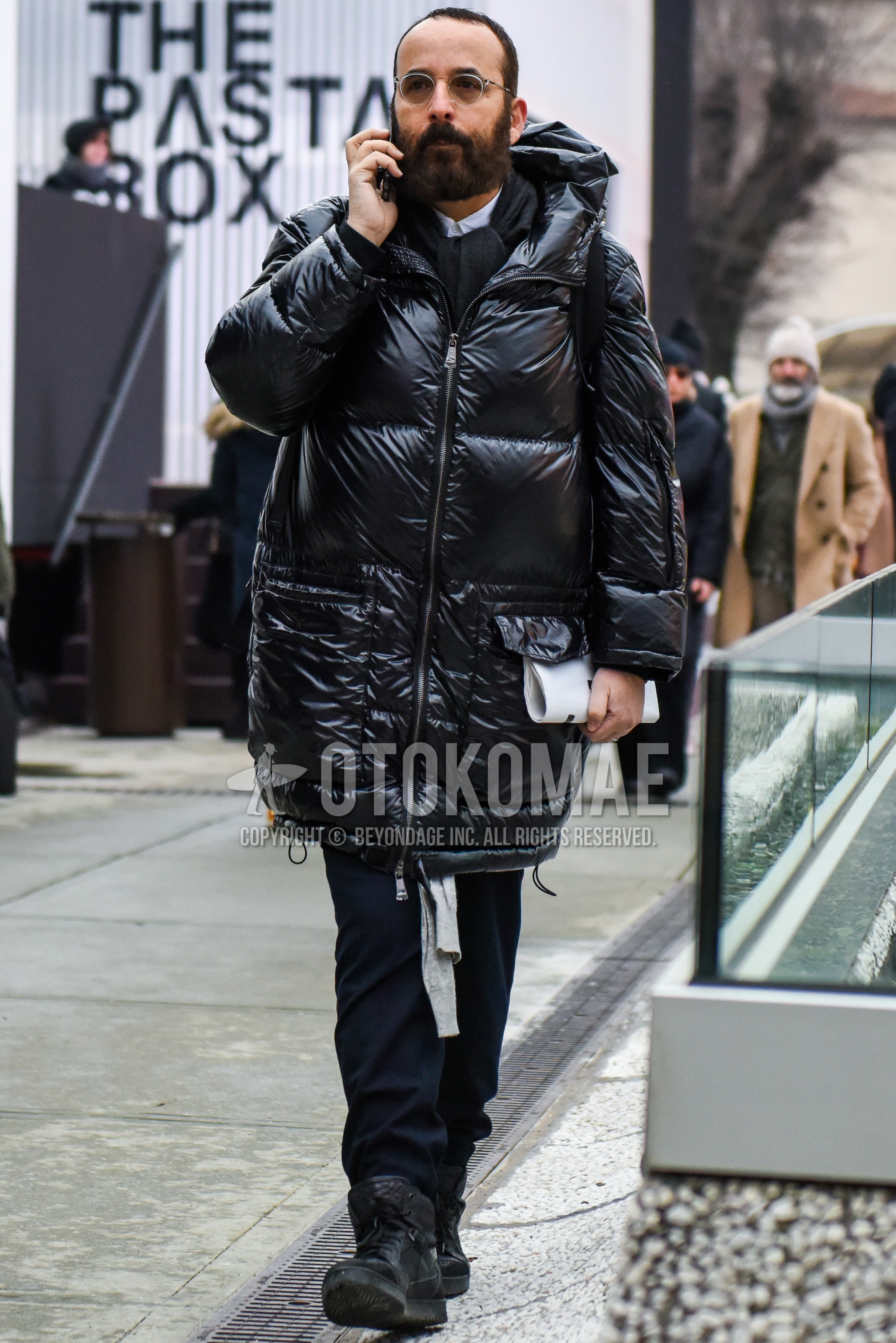 Men's winter outfit with dark gray plain scarf, black plain down jacket, black plain cotton pants, black high-cut sneakers.