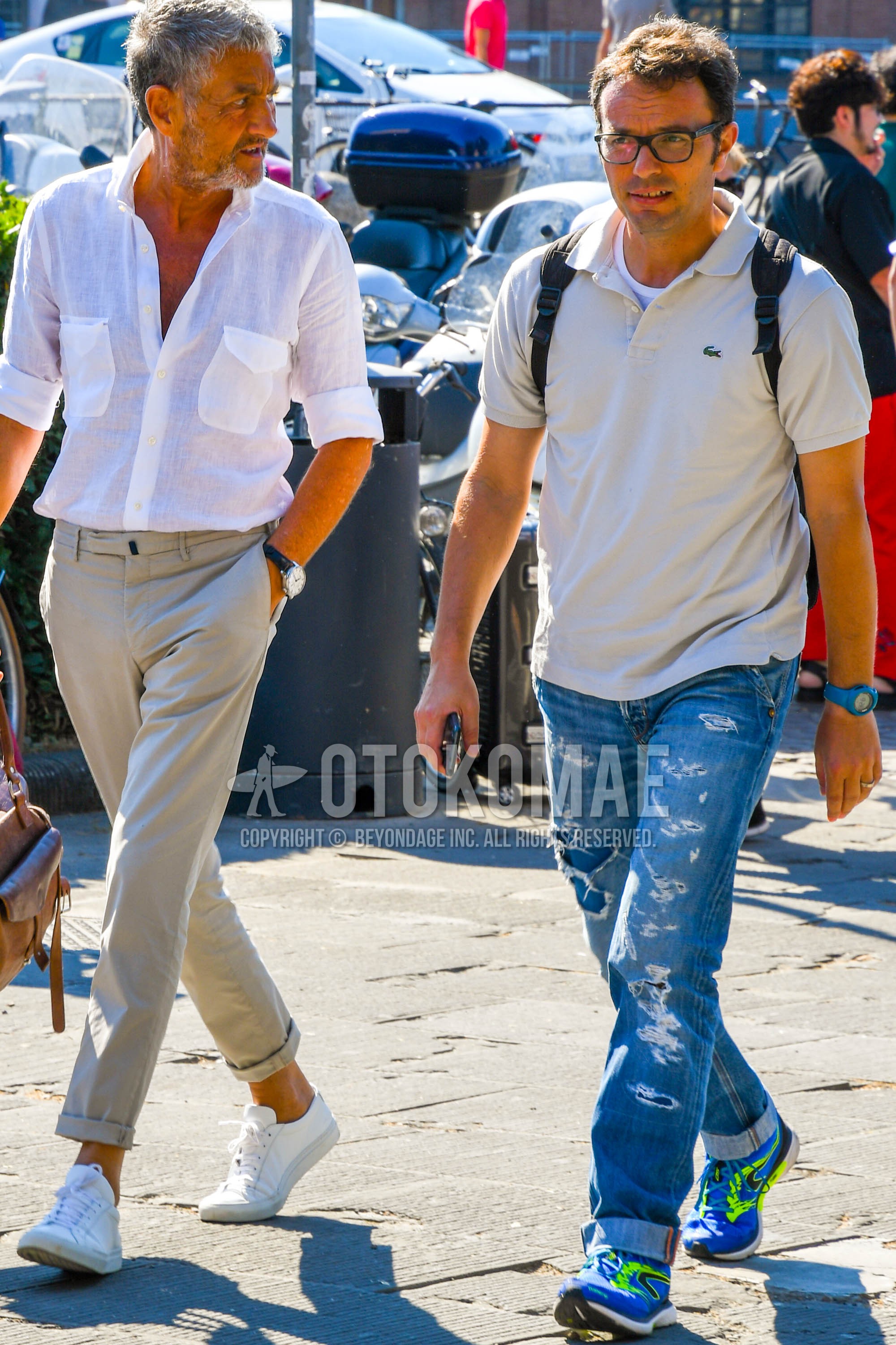 Men's summer outfit with plain glasses, beige plain polo shirt, blue plain damaged jeans, blue low-cut sneakers.
