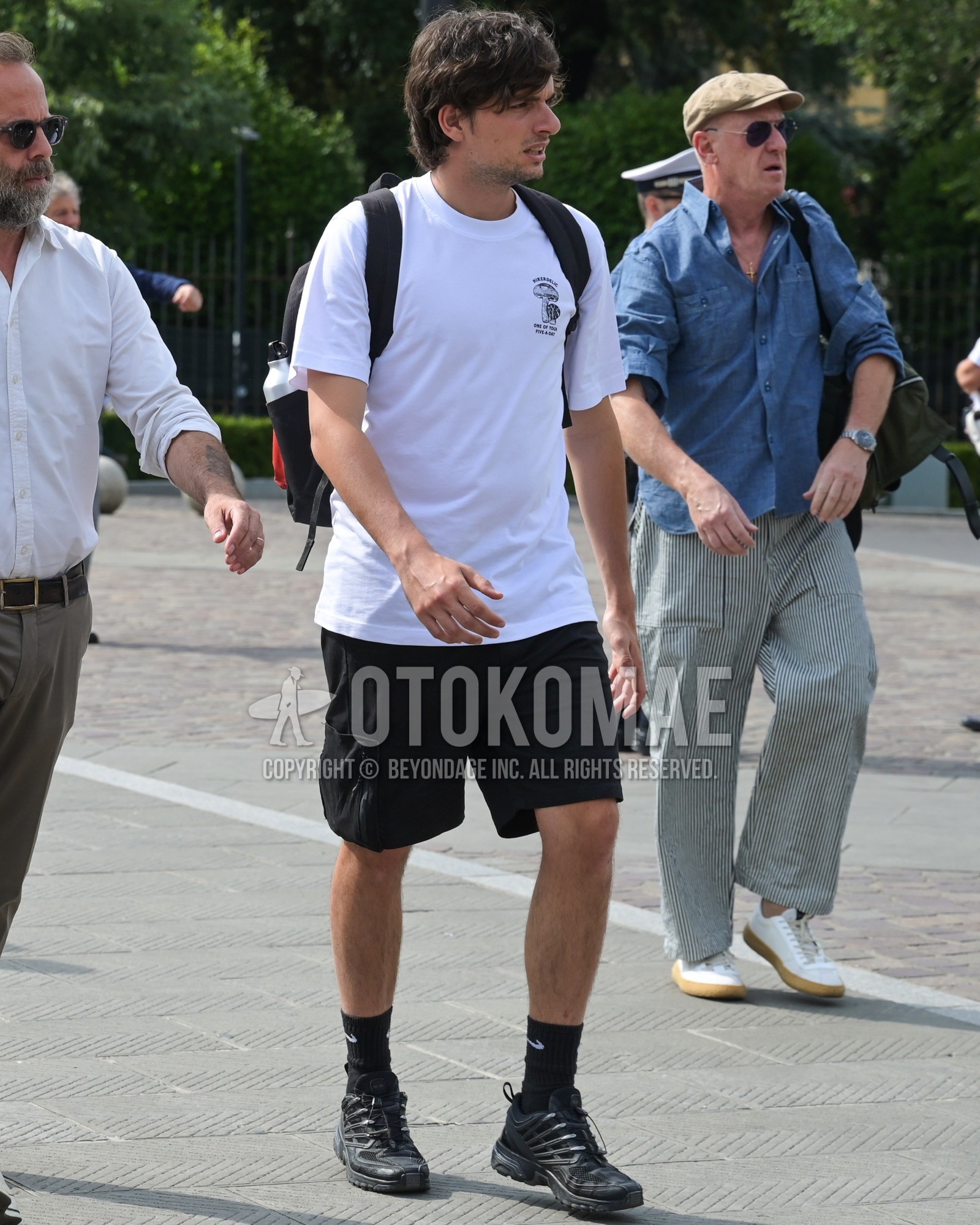 Men's spring summer outfit with white one point t-shirt, black plain short pants, black one point socks, black low-cut sneakers, black plain backpack.