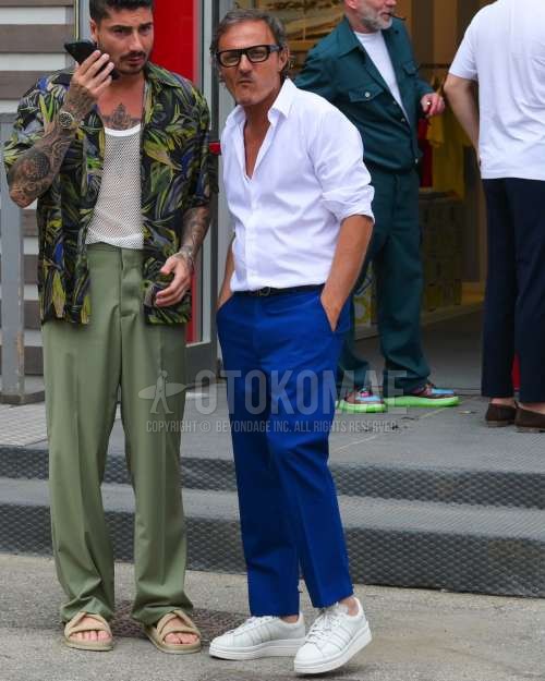 クリア無地のサングラス、白無地のシャツ、ブルー無地のスラックス、白ローカットのスニーカーを合わせた秋夏春のメンズコーデ・着こなし。