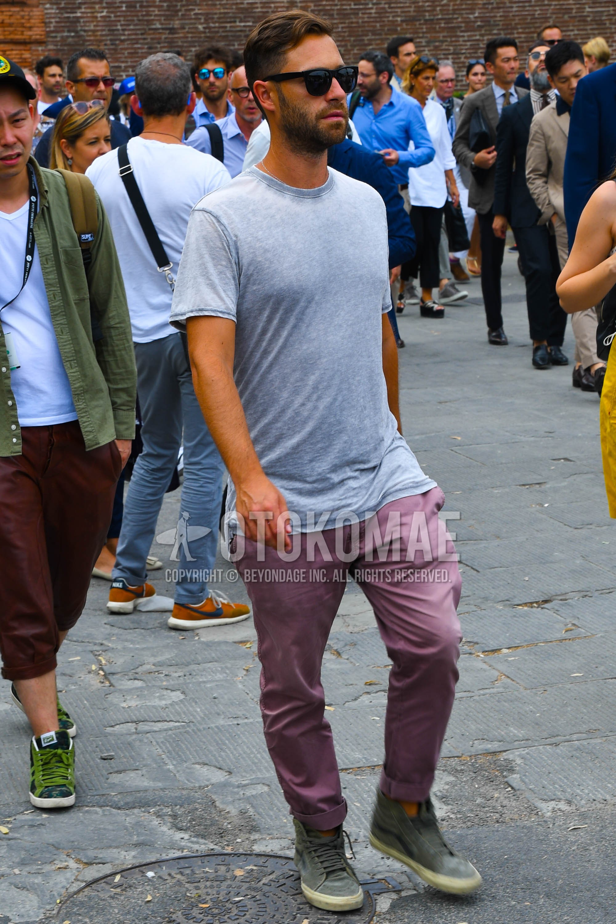 Men's summer outfit with plain sunglasses, gray plain t-shirt, red plain cotton pants, gray high-cut sneakers.