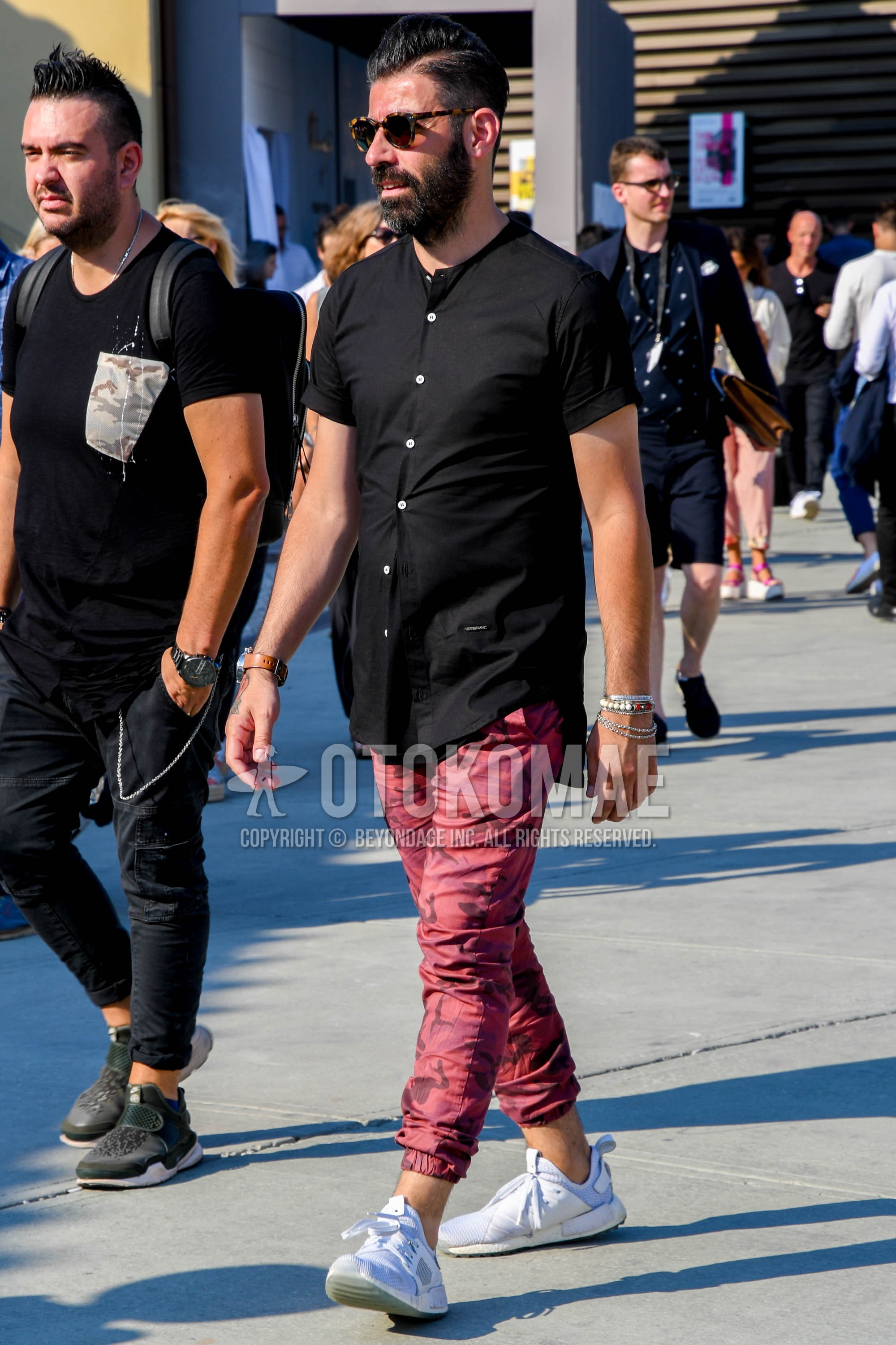 Men's summer outfit with plain sunglasses, black plain shirt, red camouflage jogger pants/ribbed pants.