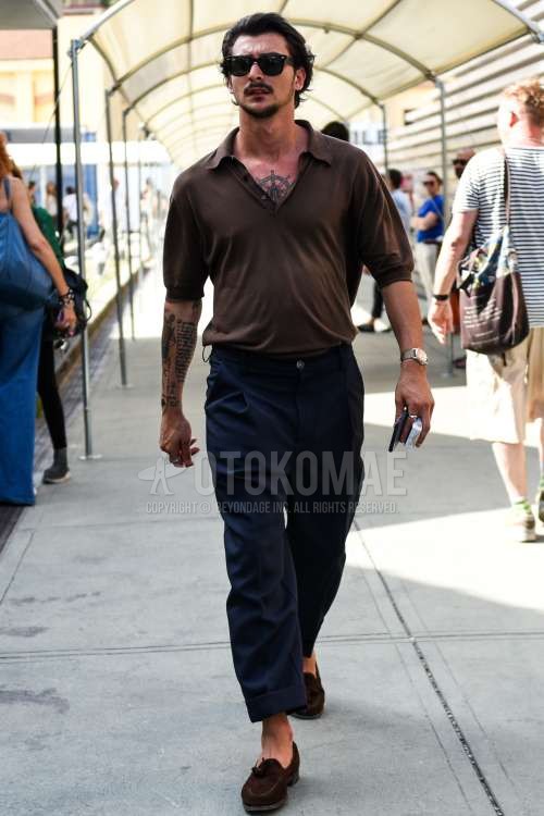 レイバン ウェイファーラーの無地のサングラス、ブラウン無地のポロシャツ、グレー無地のベルトレスパンツ、無地のプリーツパンツ、ブラウンタッセルローファーの革靴、スエードシューズの革靴を合わせた夏のメンズコーデ・着こなし。