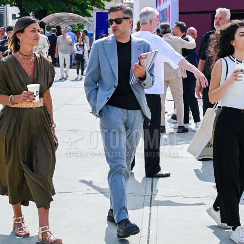 レイバン　ウェイファーラー　ウェリントンの黒無地のサングラス、無地のTシャツ、黒ローファーの革靴、水色チェックのスーツを合わせた夏春のメンズコーデ・着こなし。