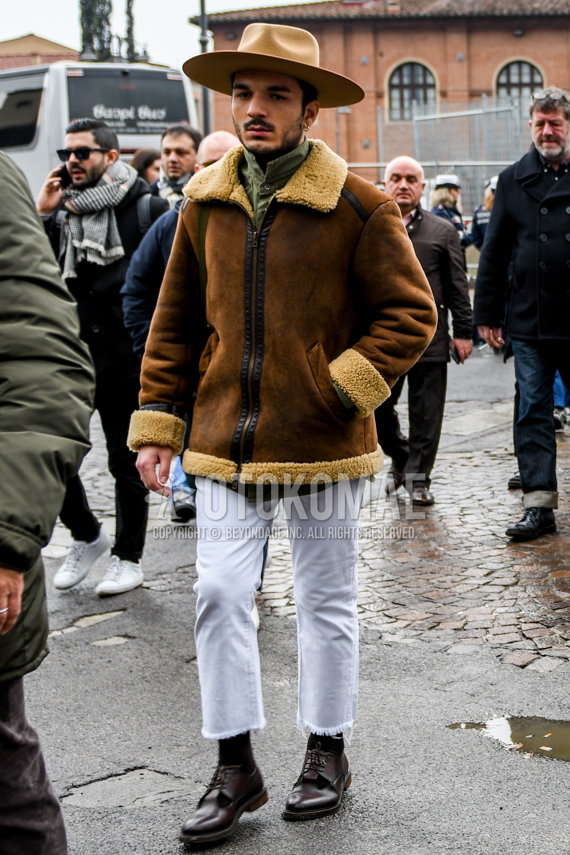 Men's winter outfit with brown plain hat, brown plain leather jacket, olive green plain shirt, white plain cotton pants, black plain socks, brown plain toe leather shoes.