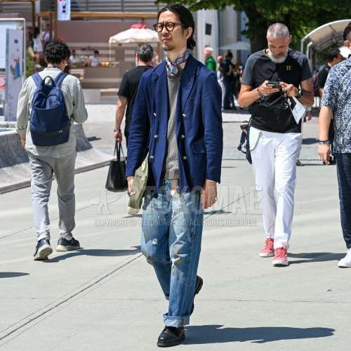 ボストンのブラウンべっ甲のサングラス、パープルストールのバンダナ/ネッカチーフ、ネイビー無地のテーラードジャケット、ブラウントップス/インナーのセーター、ブラウン無地のレザーベルト、ブルーボトムスのデニム/ジーンズ、黒Uチップの革靴、レザーのグリーンバッグのブリーフケース/ハンドバッグを合わせた夏春のメンズコーデ・着こなし。