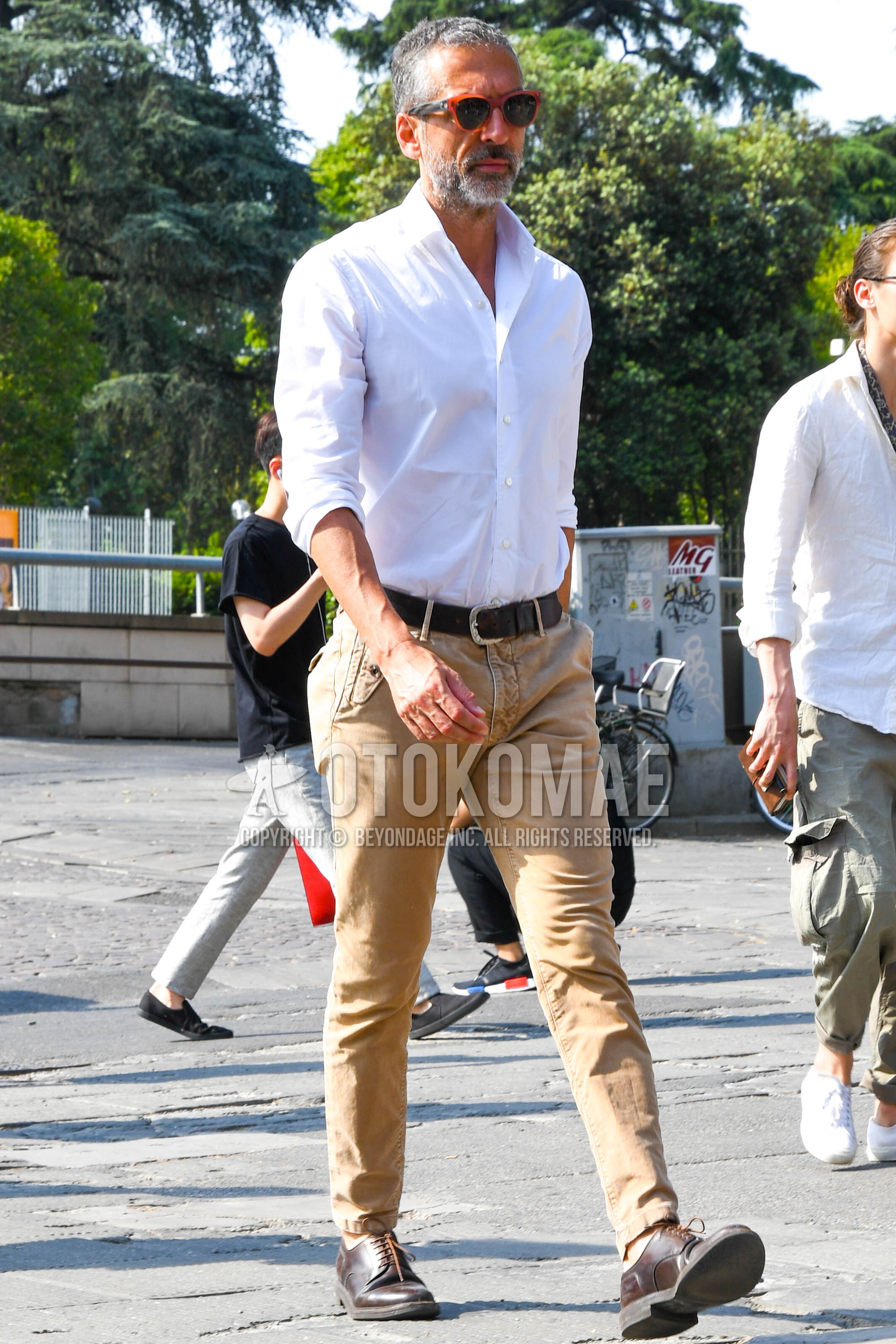 Men's spring summer outfit with brown plain sunglasses, white plain shirt, black plain leather belt, beige plain chinos, brown straight-tip shoes leather shoes.