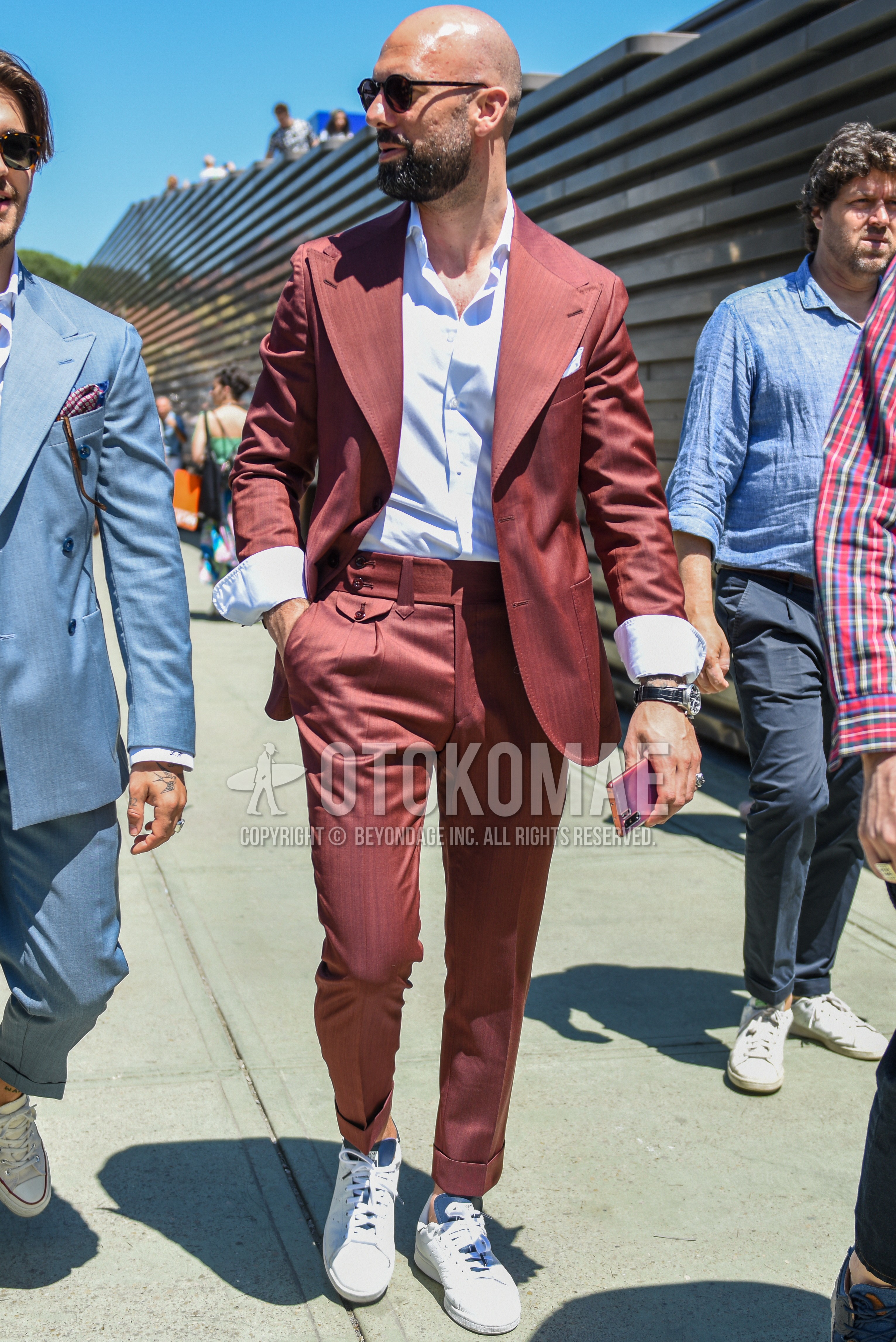 Men's spring summer autumn outfit with white plain shirt, white low-cut sneakers, red plain suit.