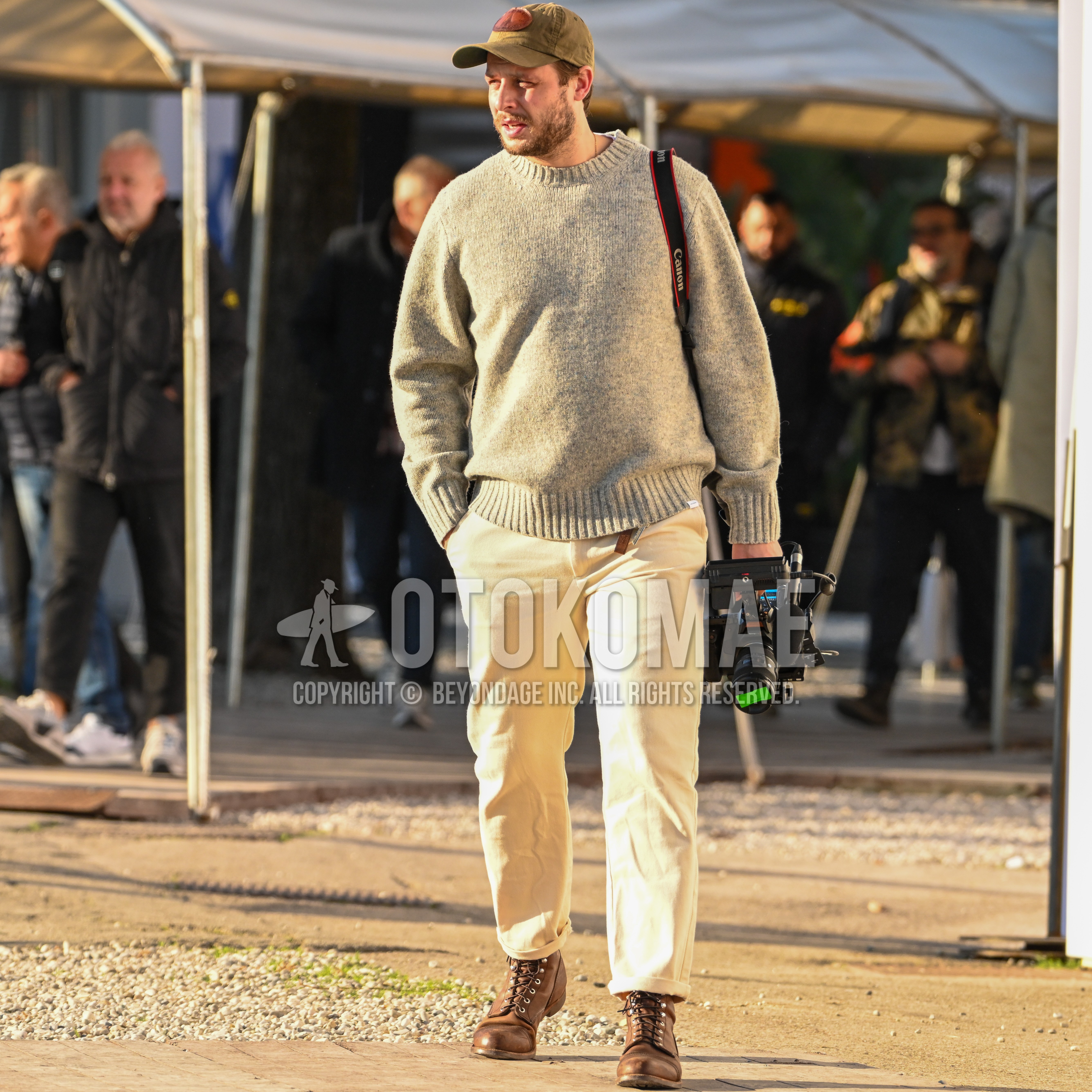 Men's autumn outfit with olive green one point baseball cap, gray plain sweater, white plain winter pants (corduroy,velour), brown work boots.