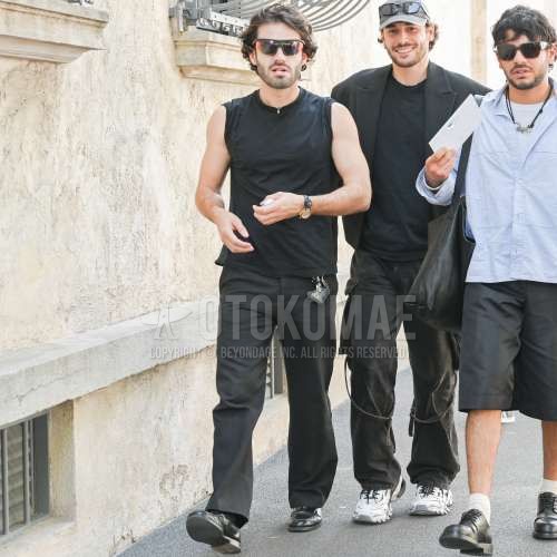 黒無地のサングラス、黒無地のタンクトップ、黒無地のボトムス、黒コインローファーの革靴を合わせた春夏のメンズコーデ・着こなし。