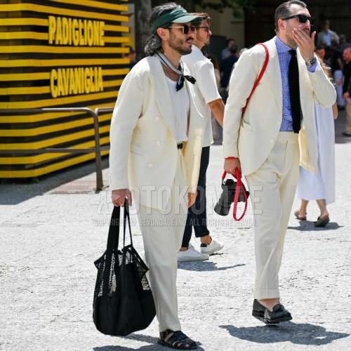 グリーン無地のキャップ、白・グリーン無地のスカーフ、白無地のTシャツ、黒無地のレザーベルト、黒グルカサンダル、黒無地のトートバッグ、イエロー無地のスーツを合わせた秋春のメンズコーデ・着こなし。