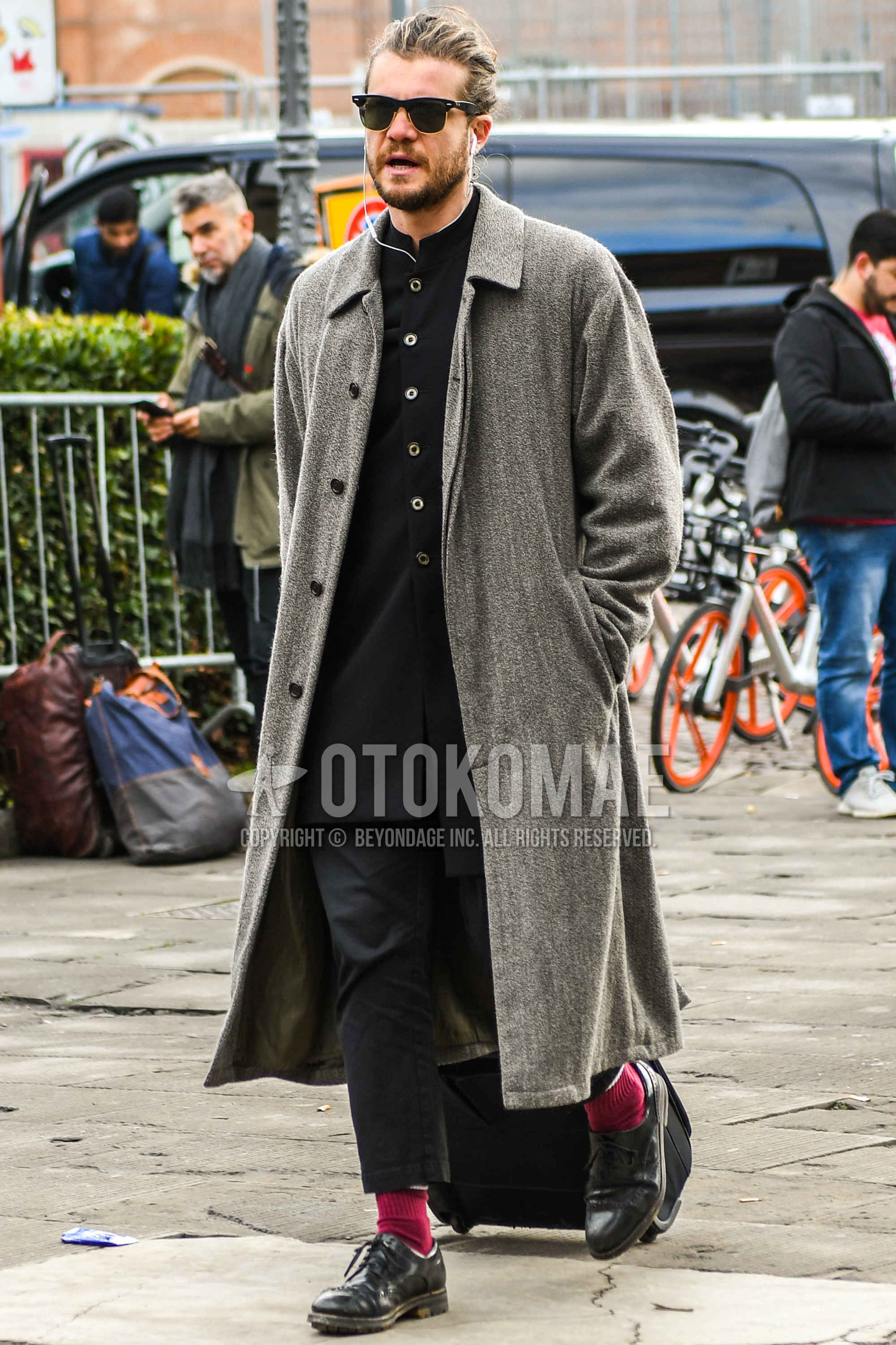 Men's autumn winter outfit with plain sunglasses, gray plain stenkarrer coat, black plain outerwear, gray plain cotton pants, red plain socks, black straight-tip shoes leather shoes.